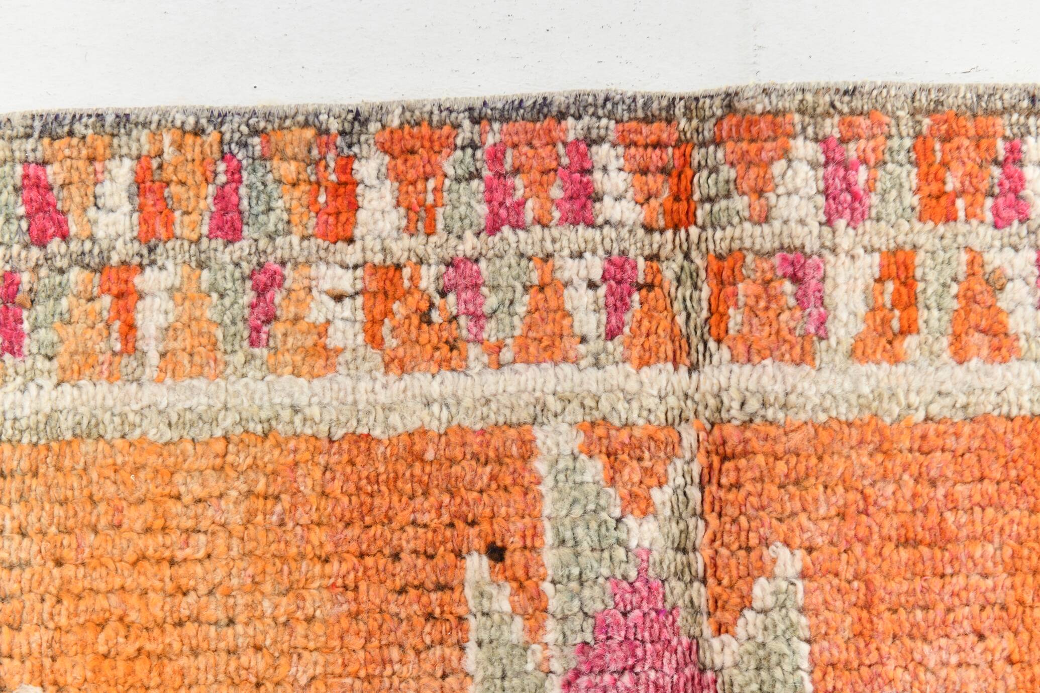 Tapis runner kilim vintage, style bohème, tons orange, rose et lilas pastel