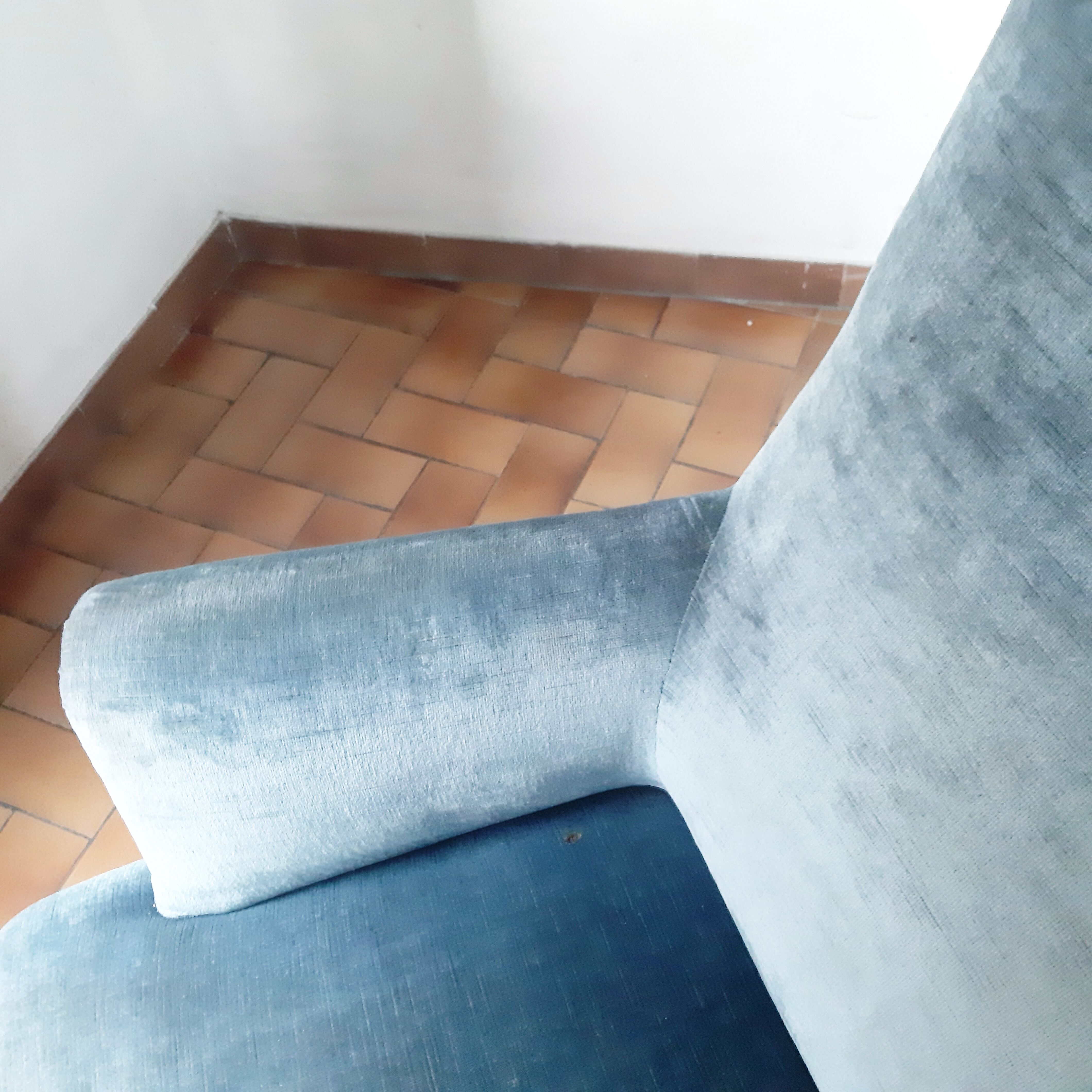 Sofa and its two vintage armchairs in blue velvet