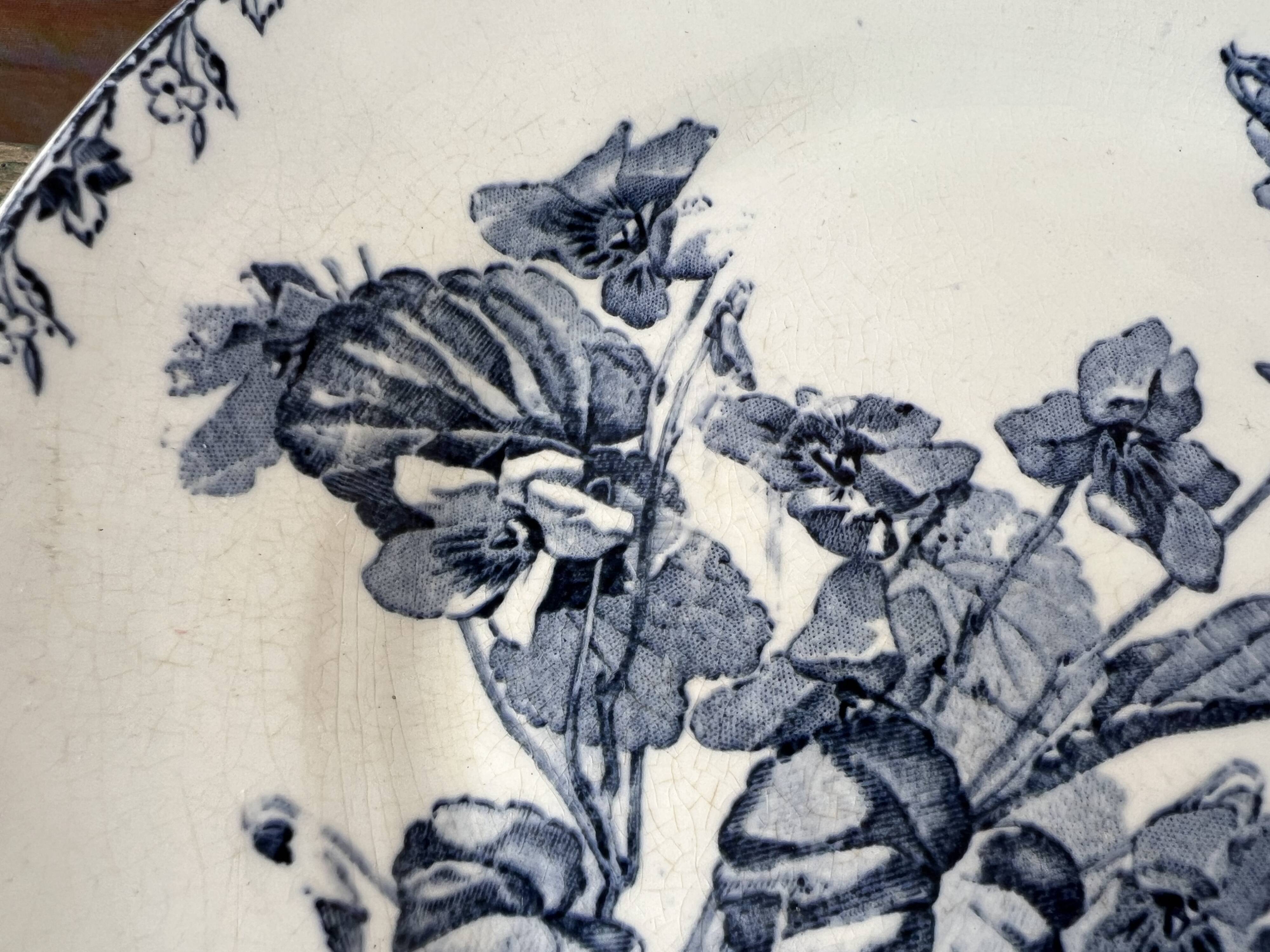 Sarreguemines Stella model plate on heel with blue decoration, 19th century