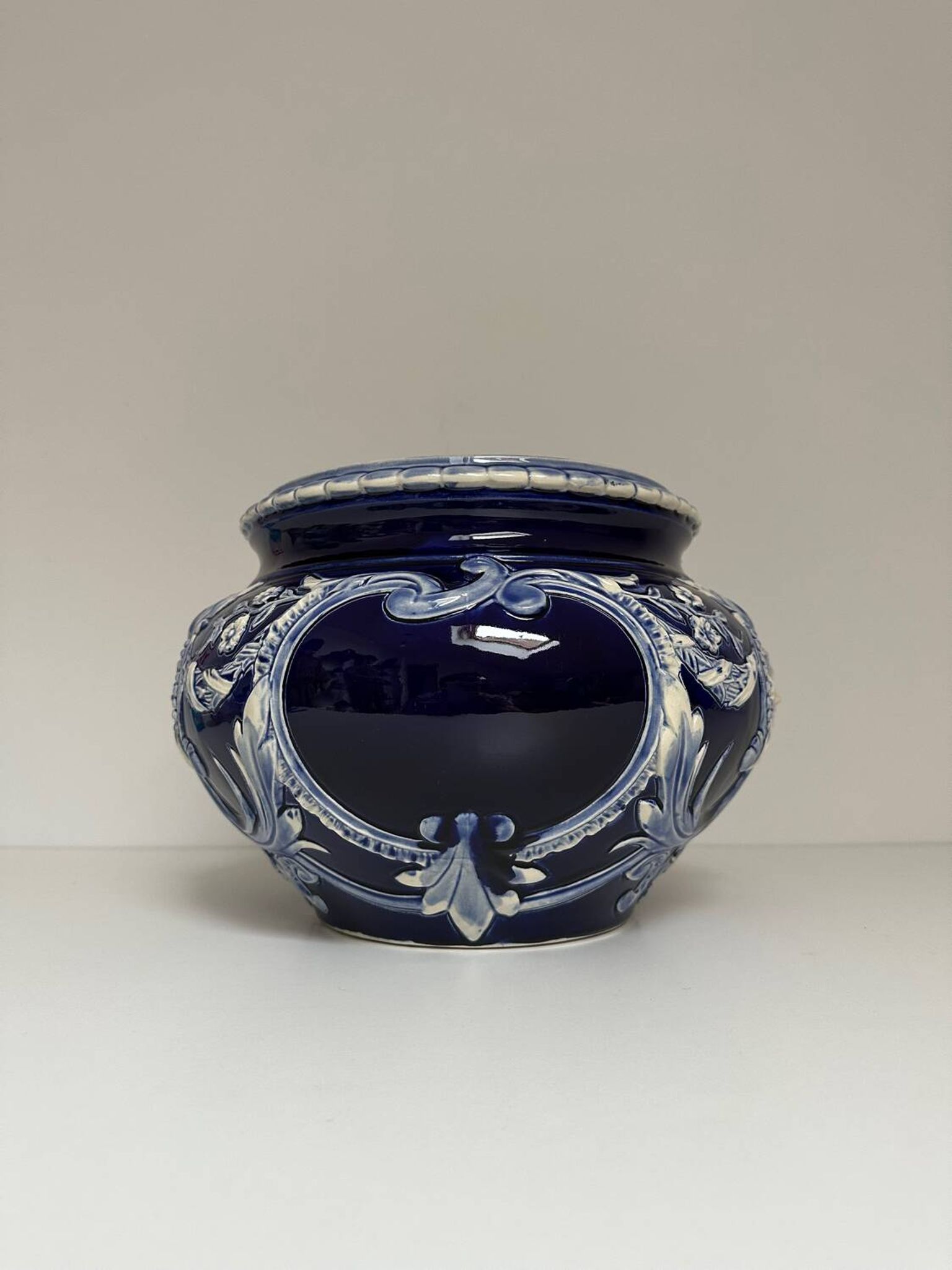 Vase - Cache pot en faïence baroque de Saint Clément, XIX eme