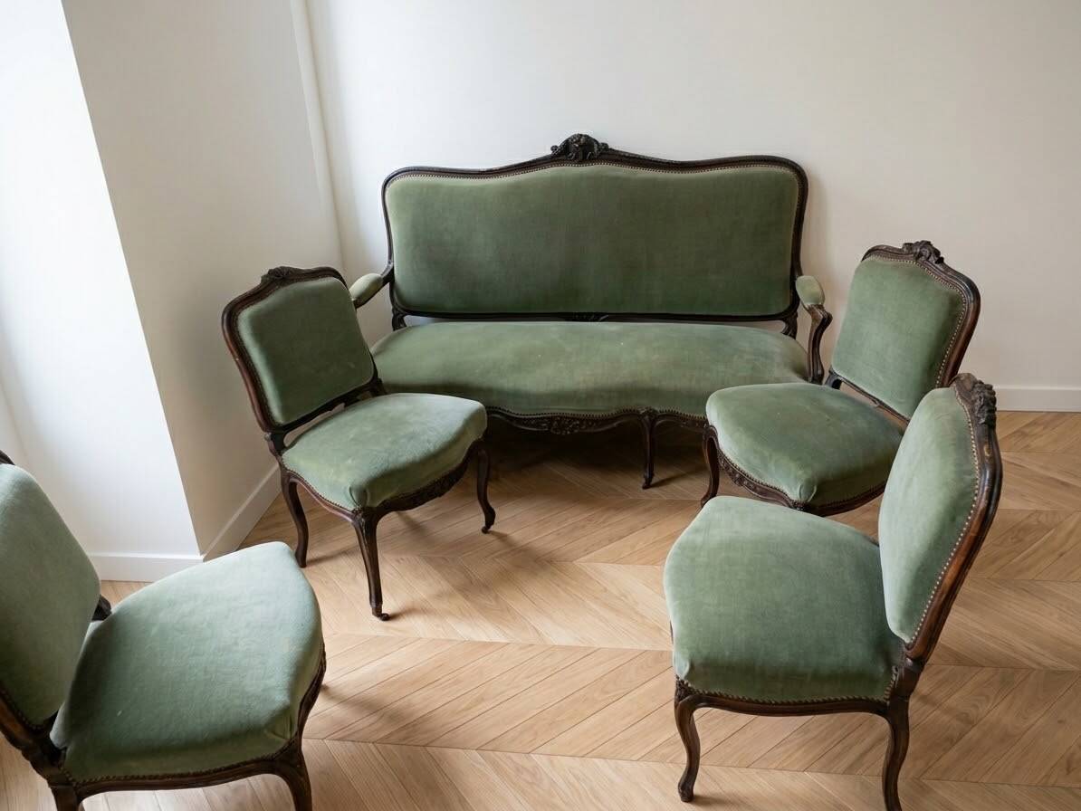 Set of antique living room furniture with a 3-seater sofa and 4 Louis XV armchairs.