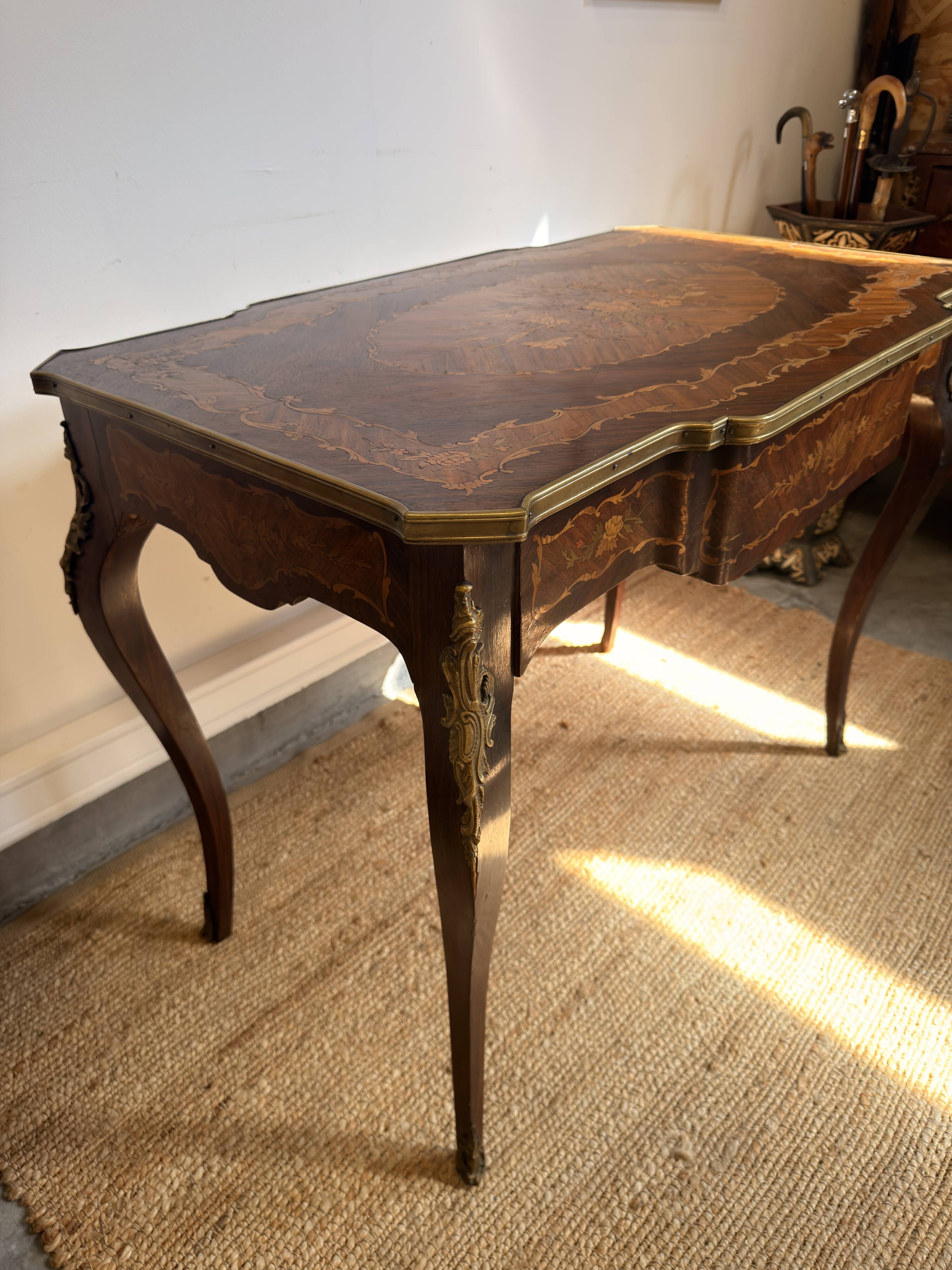 Louis XV style desk inlaid with floral decoration – One drawer