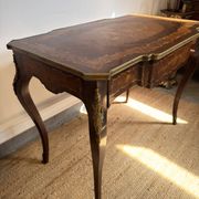 Louis XV style desk inlaid with floral decoration – One drawer