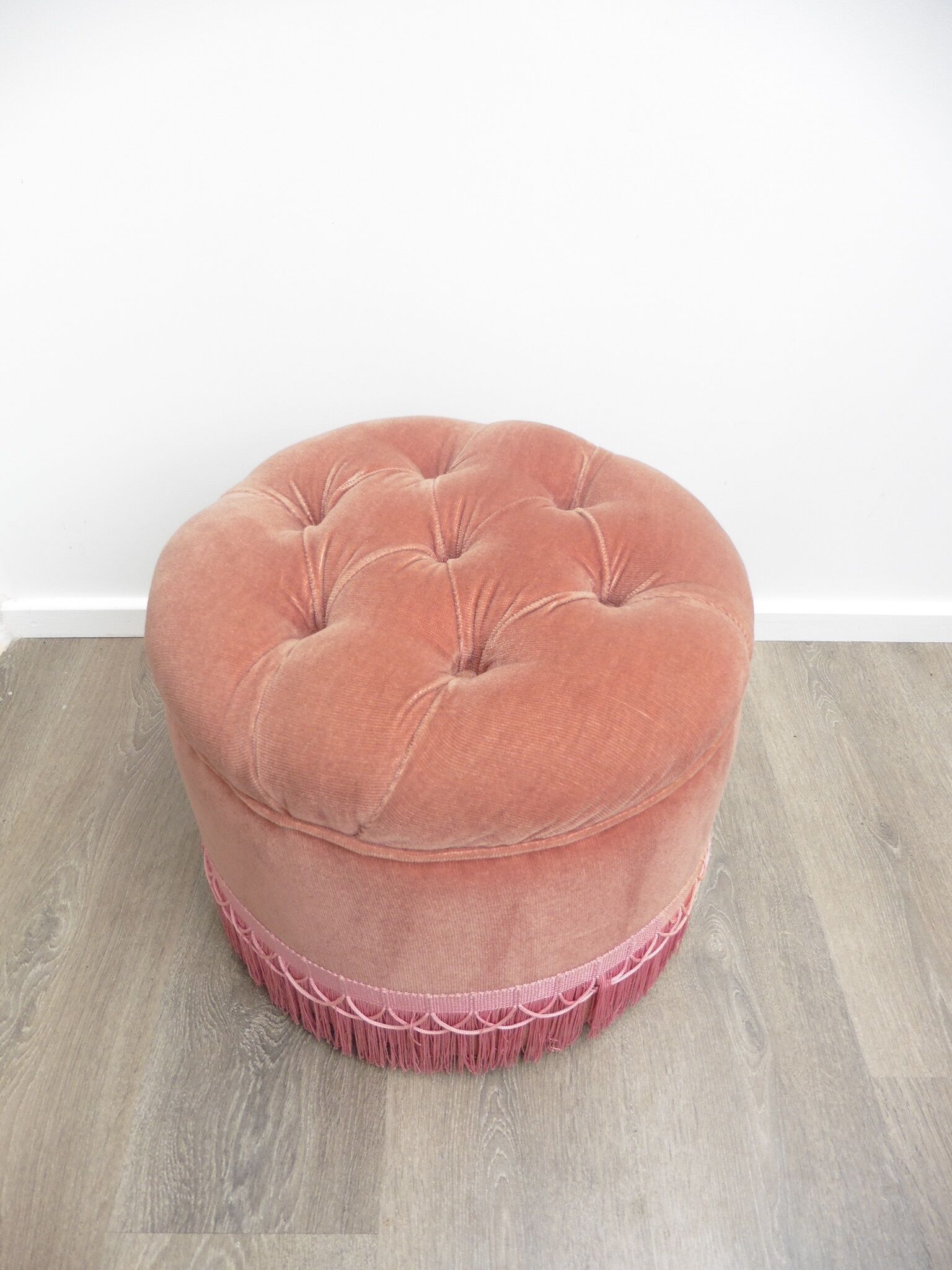 Armchair toad and its footrest in old pink velvet