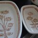 Service 7 assiettes creuses, plats et soupière à décor de fleurs