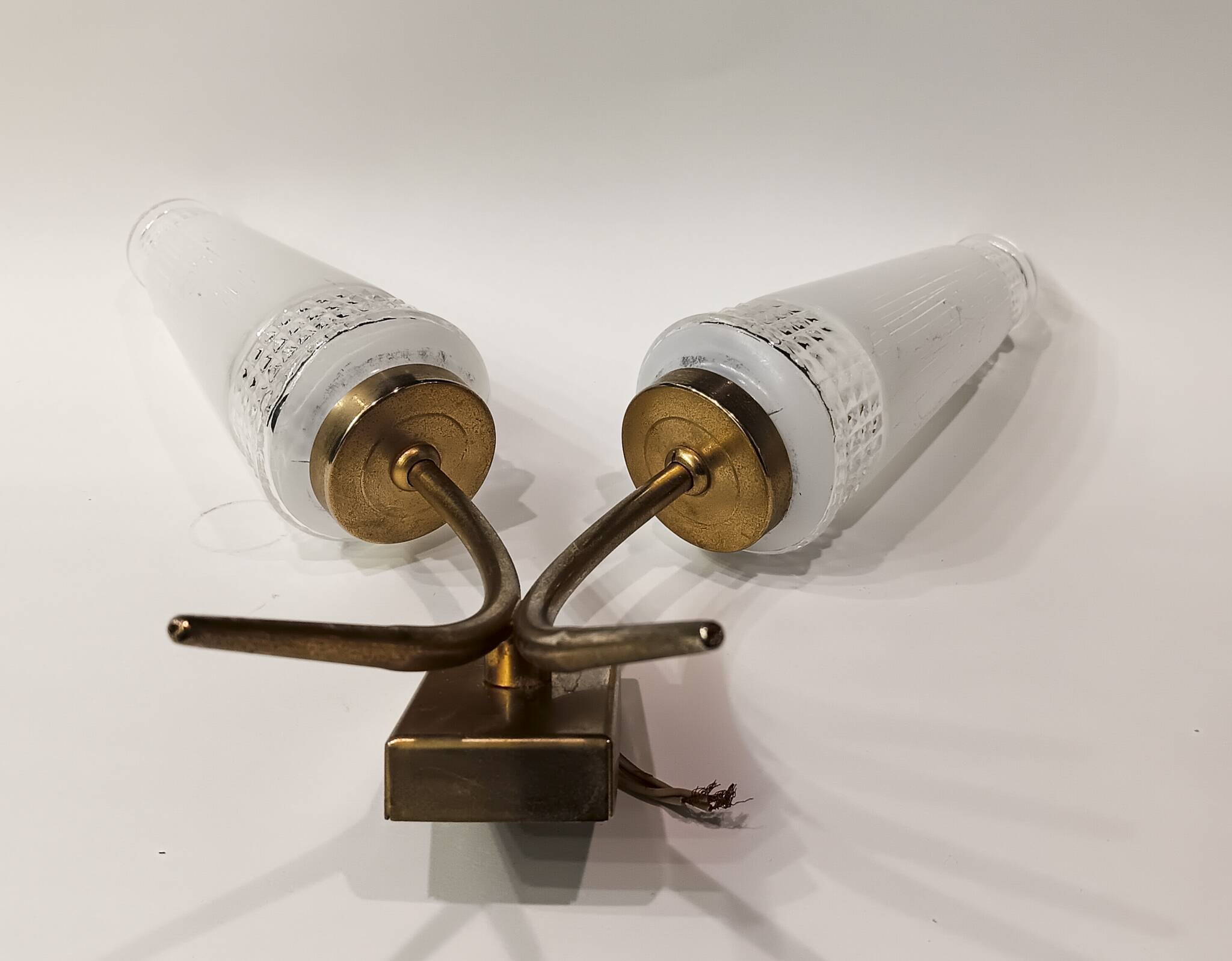 Wall lamp with 2 branches L 30 cm - H 30 cm - Size of embossed and white screen-printed glasses: H 15