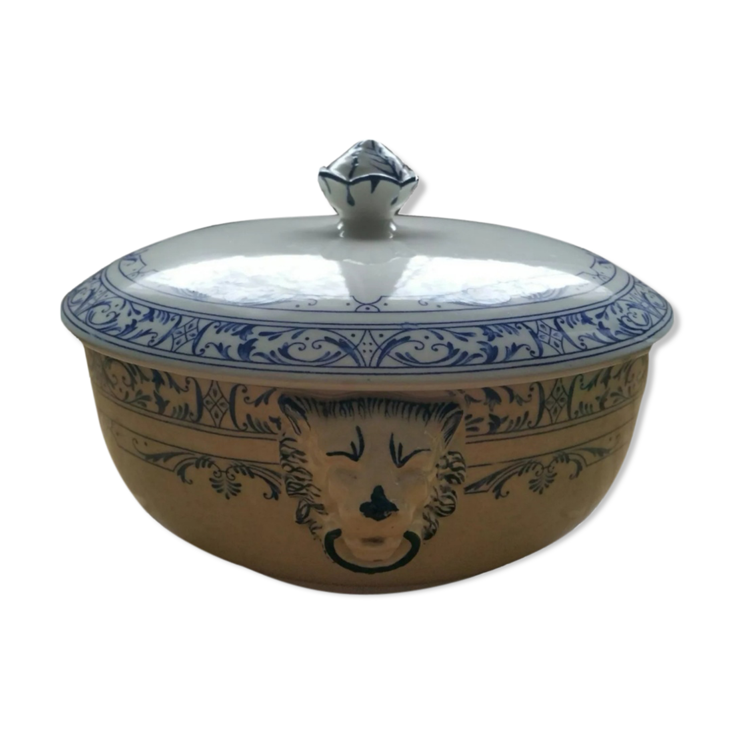 Lions head soup Colbert Creil and Montereau