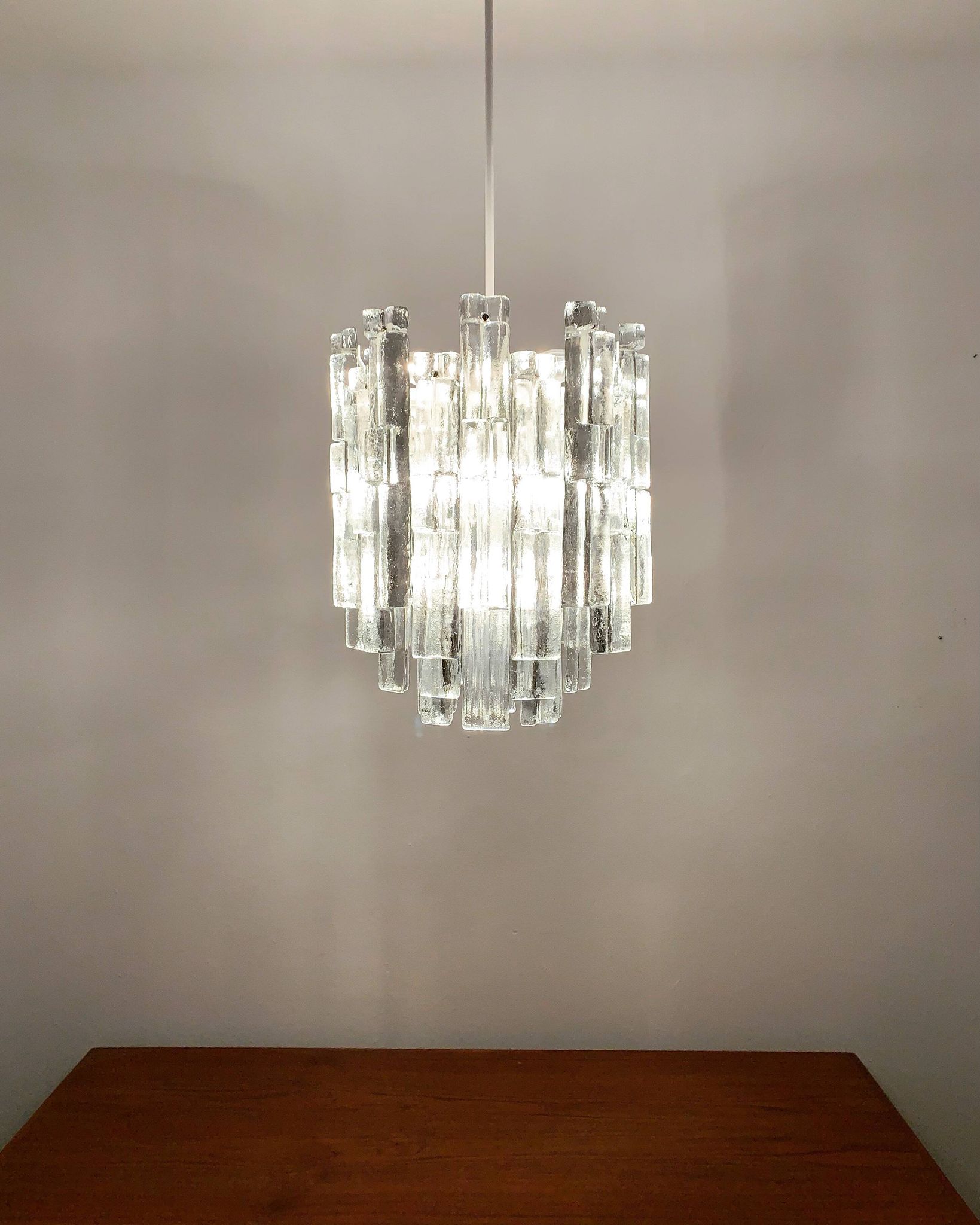Chandelier en verre de glace autrichien par J.T. Kalmar