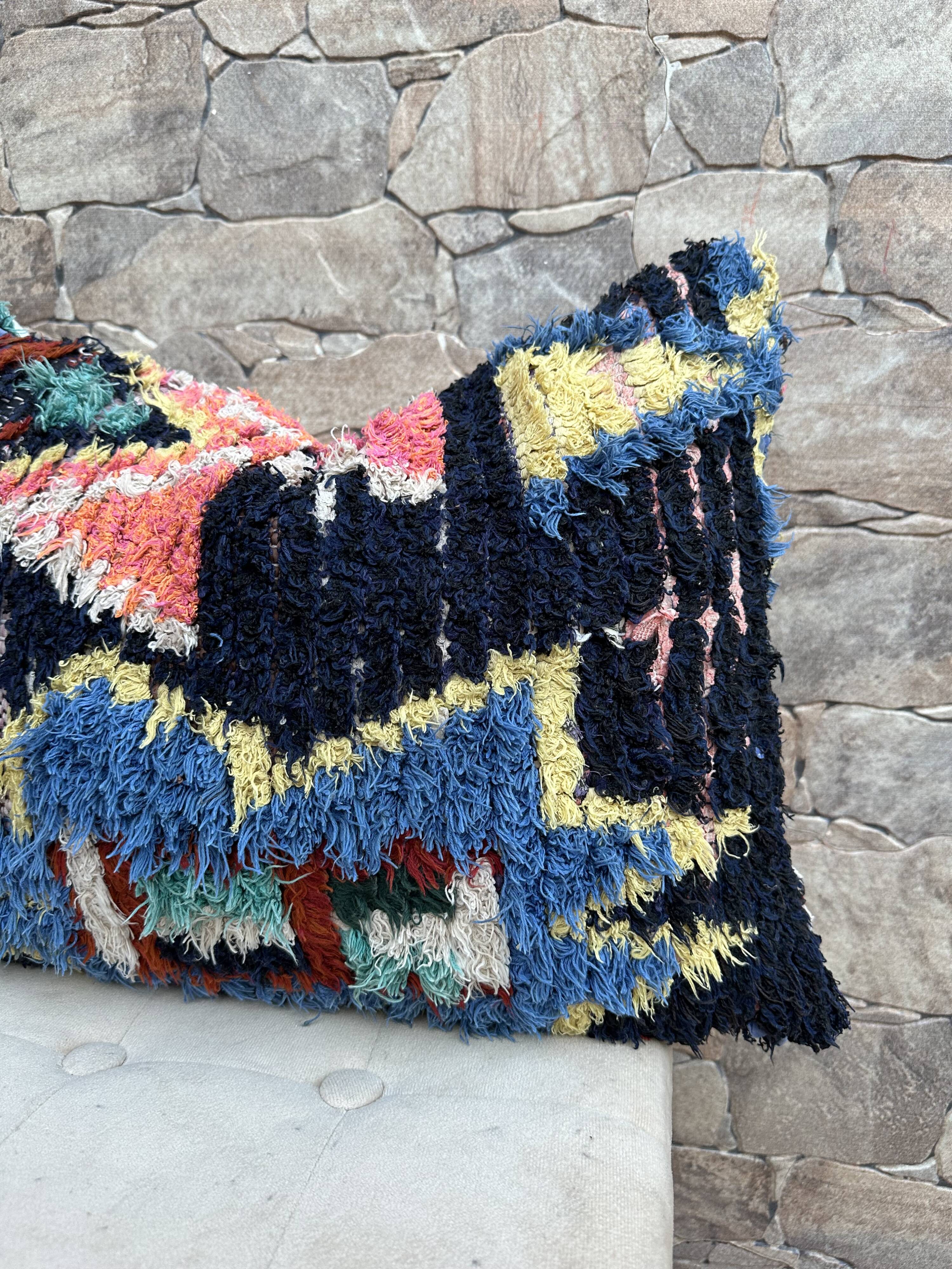 Magnifique coussin Kilim berbère vintage du Maroc