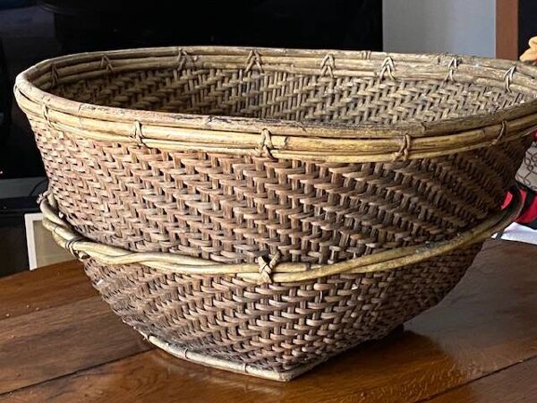 Grand panier artisanal ancien en bambou tressé – Asie du Sud-Est