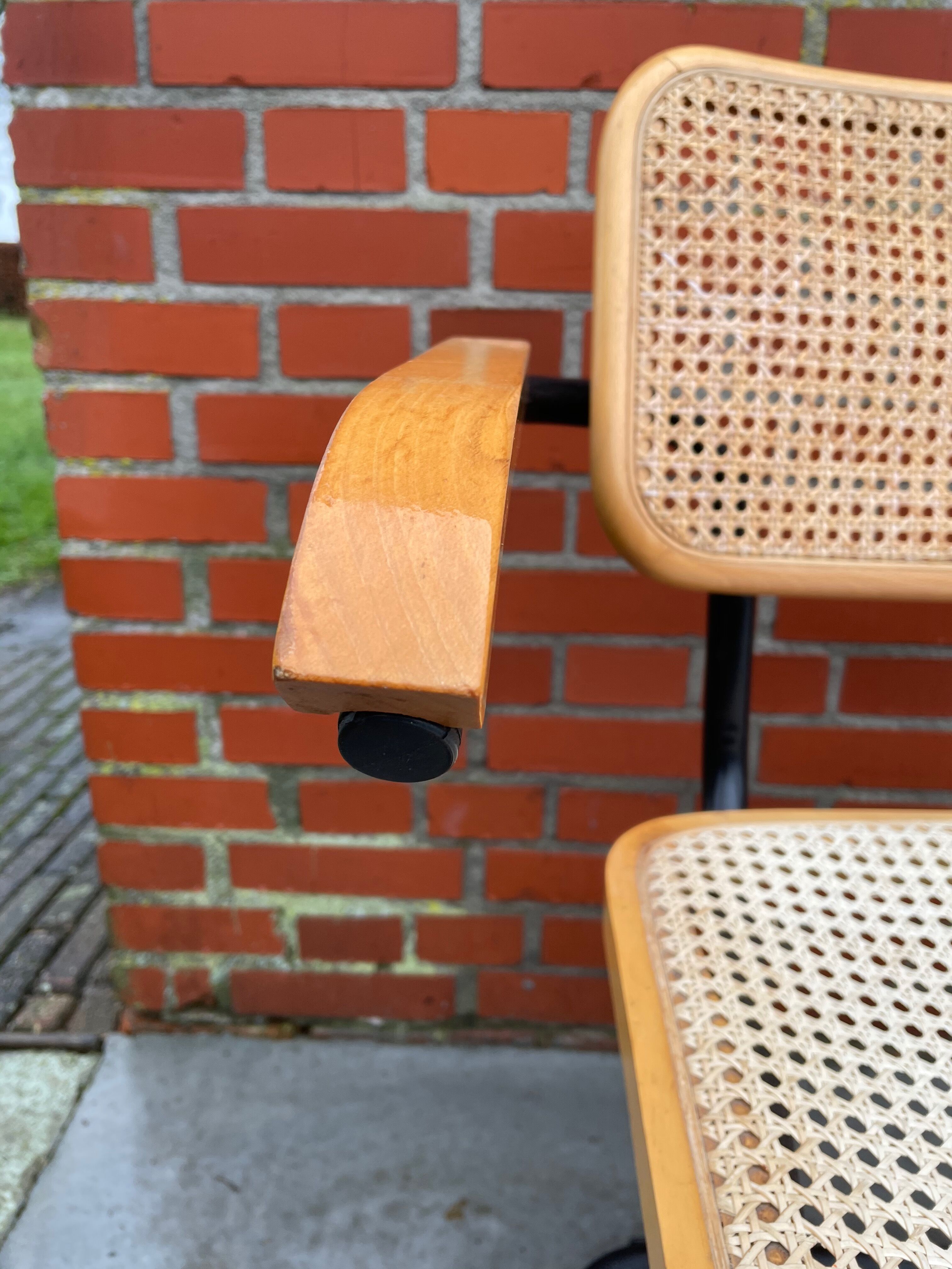 Chaise modèle Cesca conçue par Marcel Breuer avec accoudoirs à structure noire