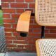 Chaise modèle Cesca conçue par Marcel Breuer avec accoudoirs à structure noire