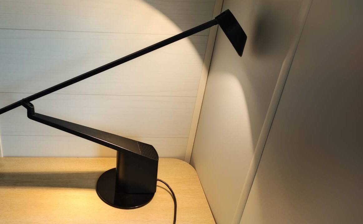 Lampe de bureau avec socle rotatif et balancier "Ala" par Guzzini