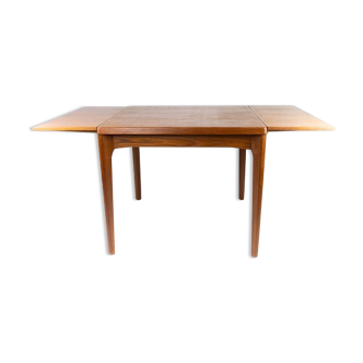 Table à manger avec extensions en teck conçue par Henning Kjærnulf des années 1960.