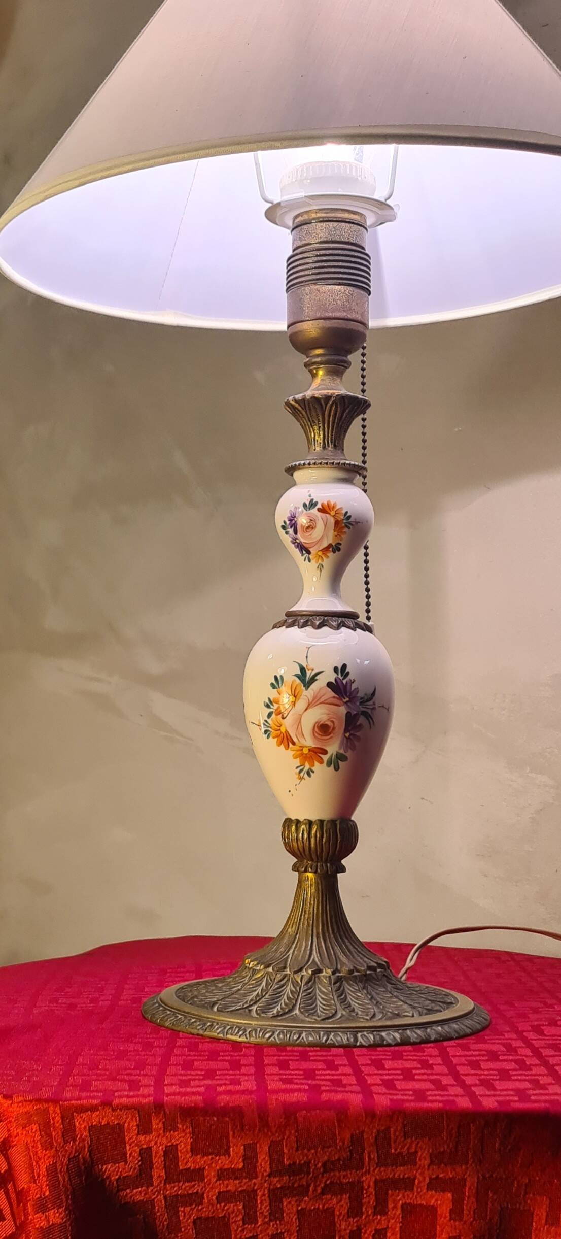 very elegant porcelain and bronze lamp, pull cord switch 50x30 very good e