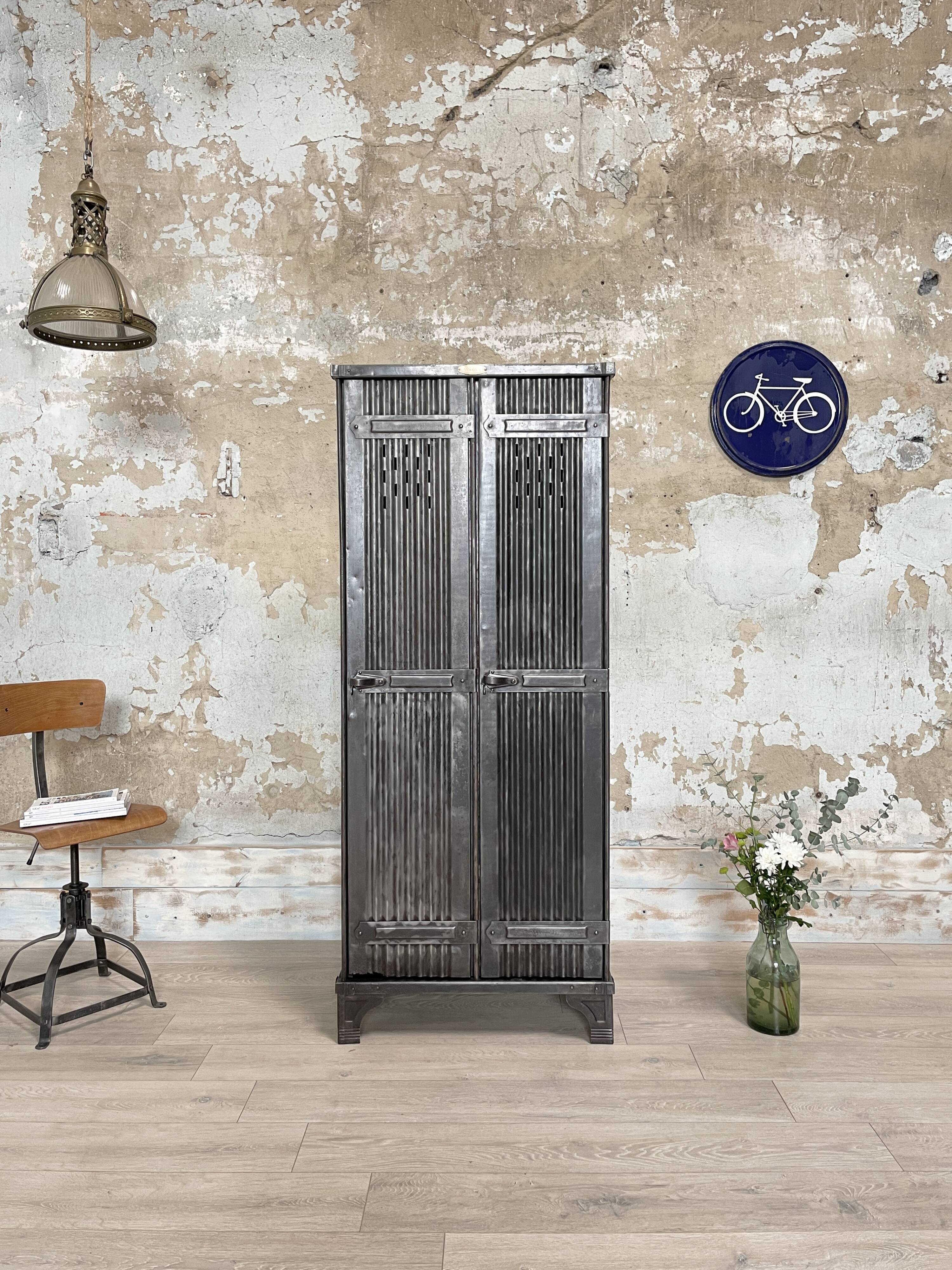 Strafor double-door corrugated iron cloakroom, circa 1920.