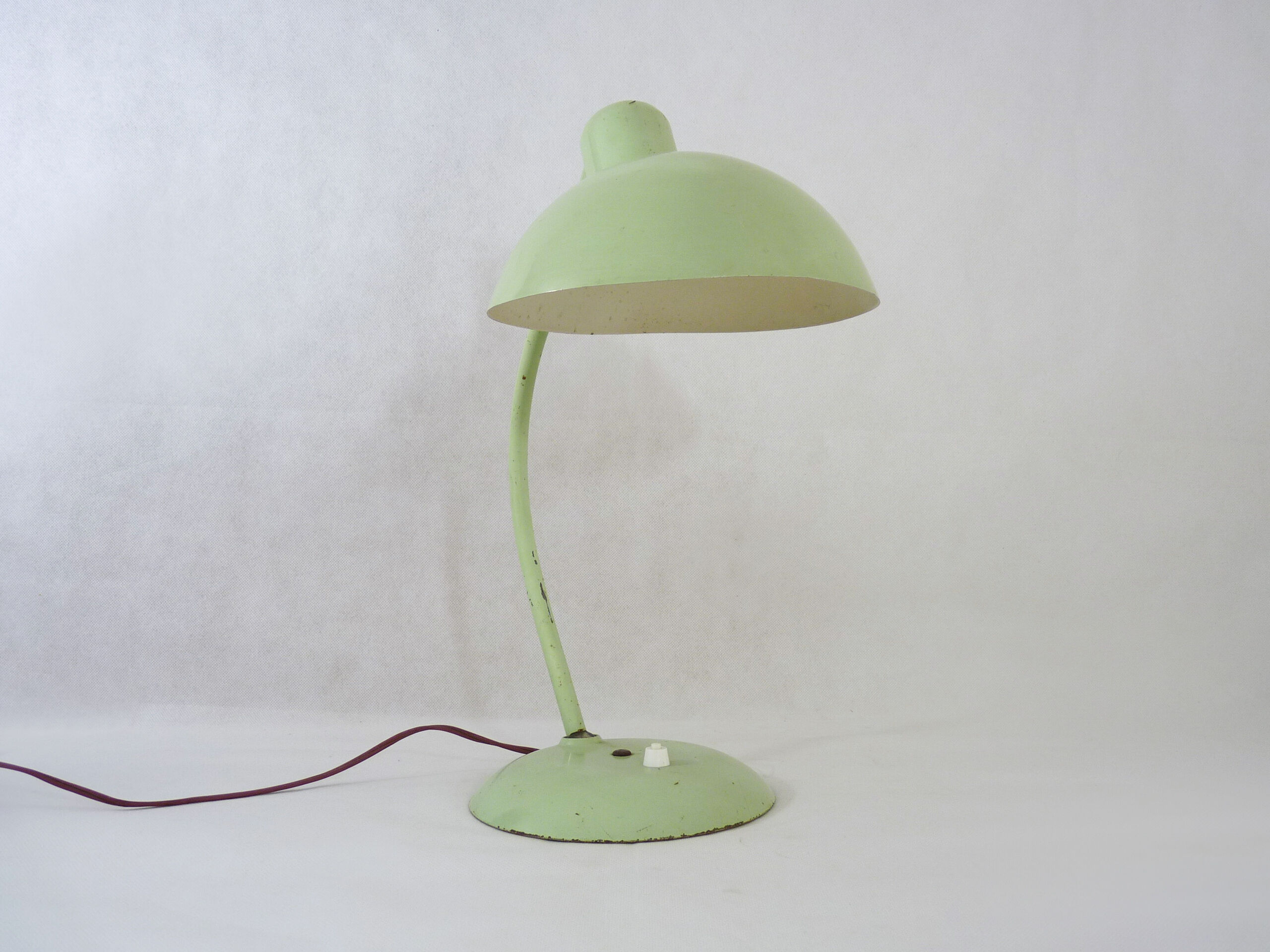 Green metal saucer desk lamp orientable. Year 50