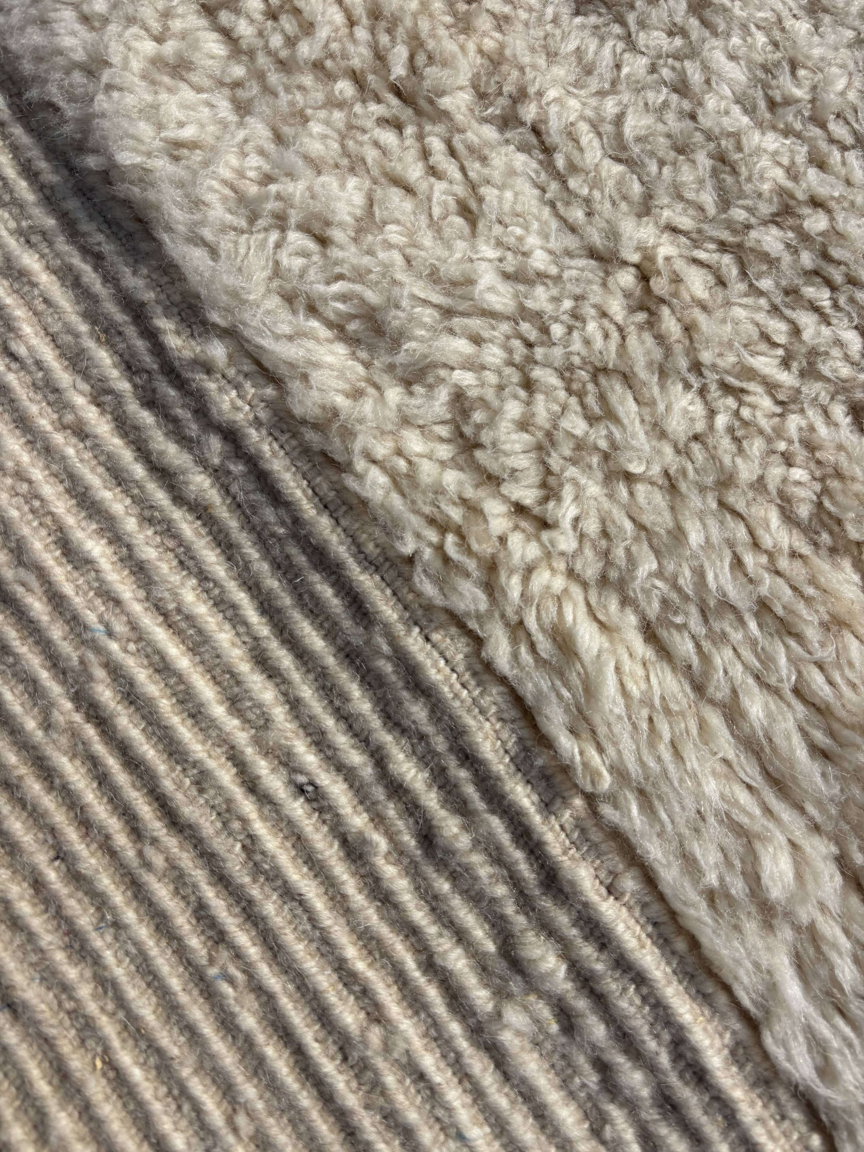 Tapis berbère marocain Beni ouarain M'rirt en laine blanche