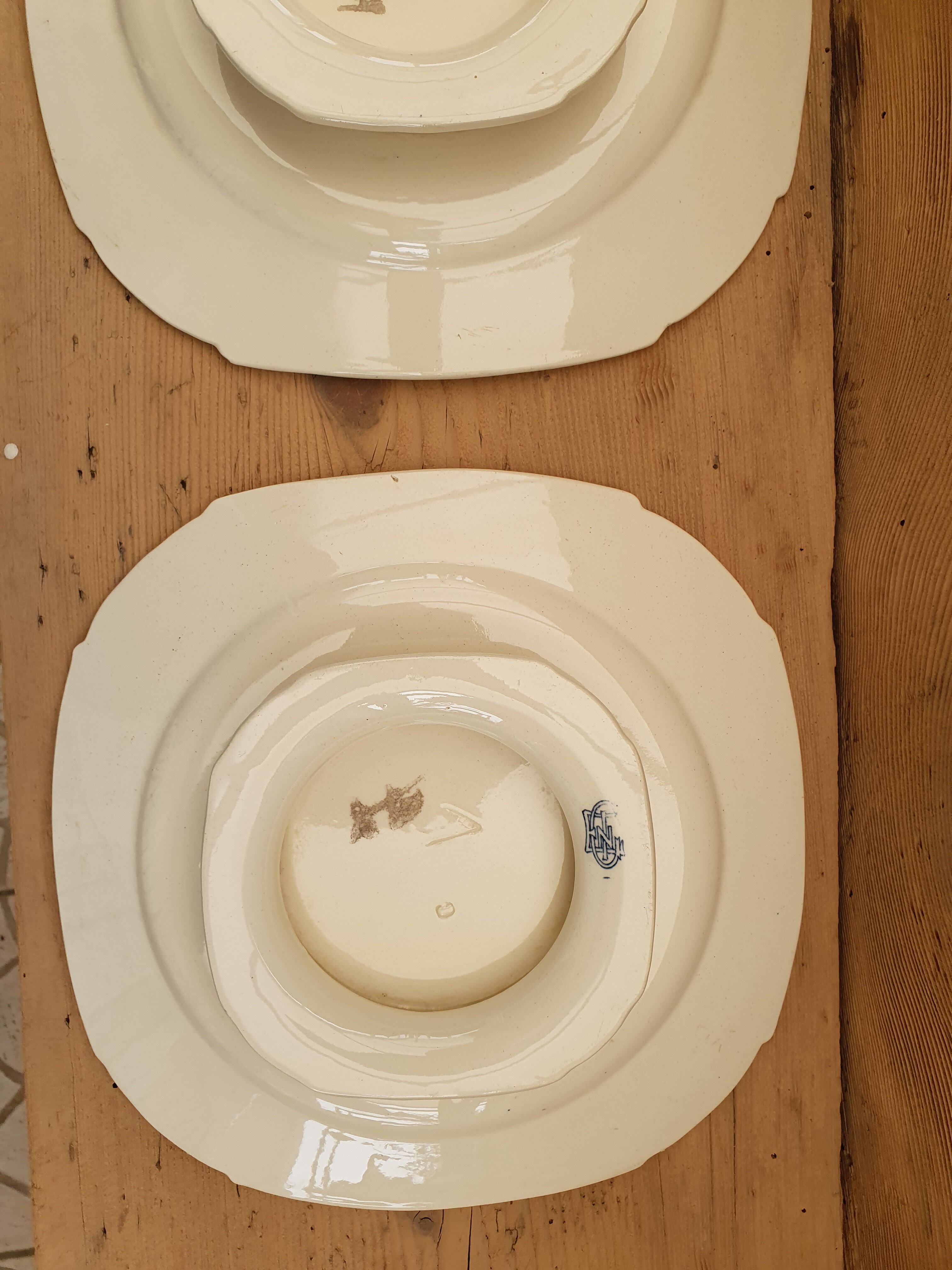 Pair of plates on presentation legs, terre de Fer Gien