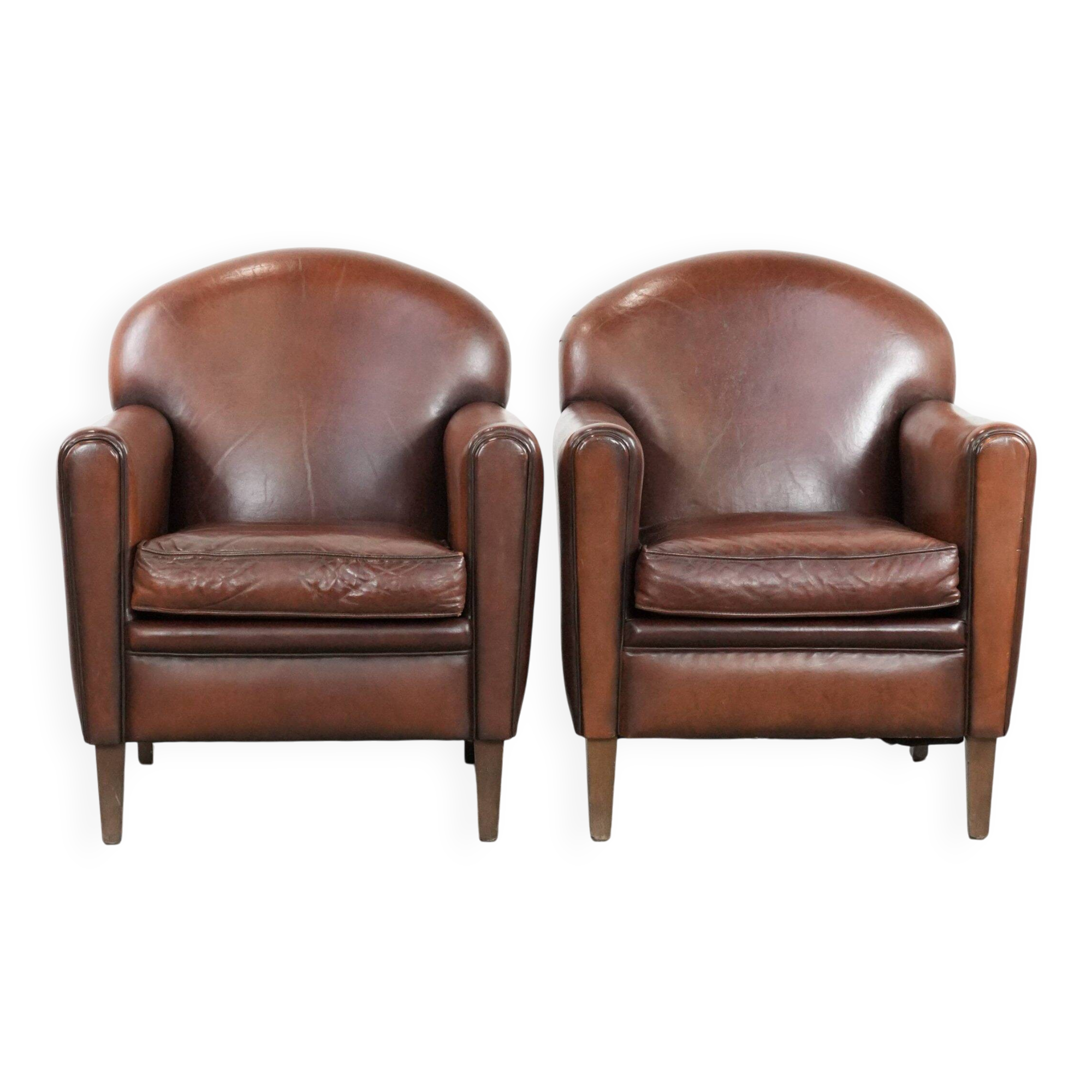 Ensemble de 2 fauteuils en peau de mouton au design art déco avec des couleurs chaudes.