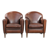 Ensemble de 2 fauteuils en peau de mouton au design art déco avec des couleurs chaudes.