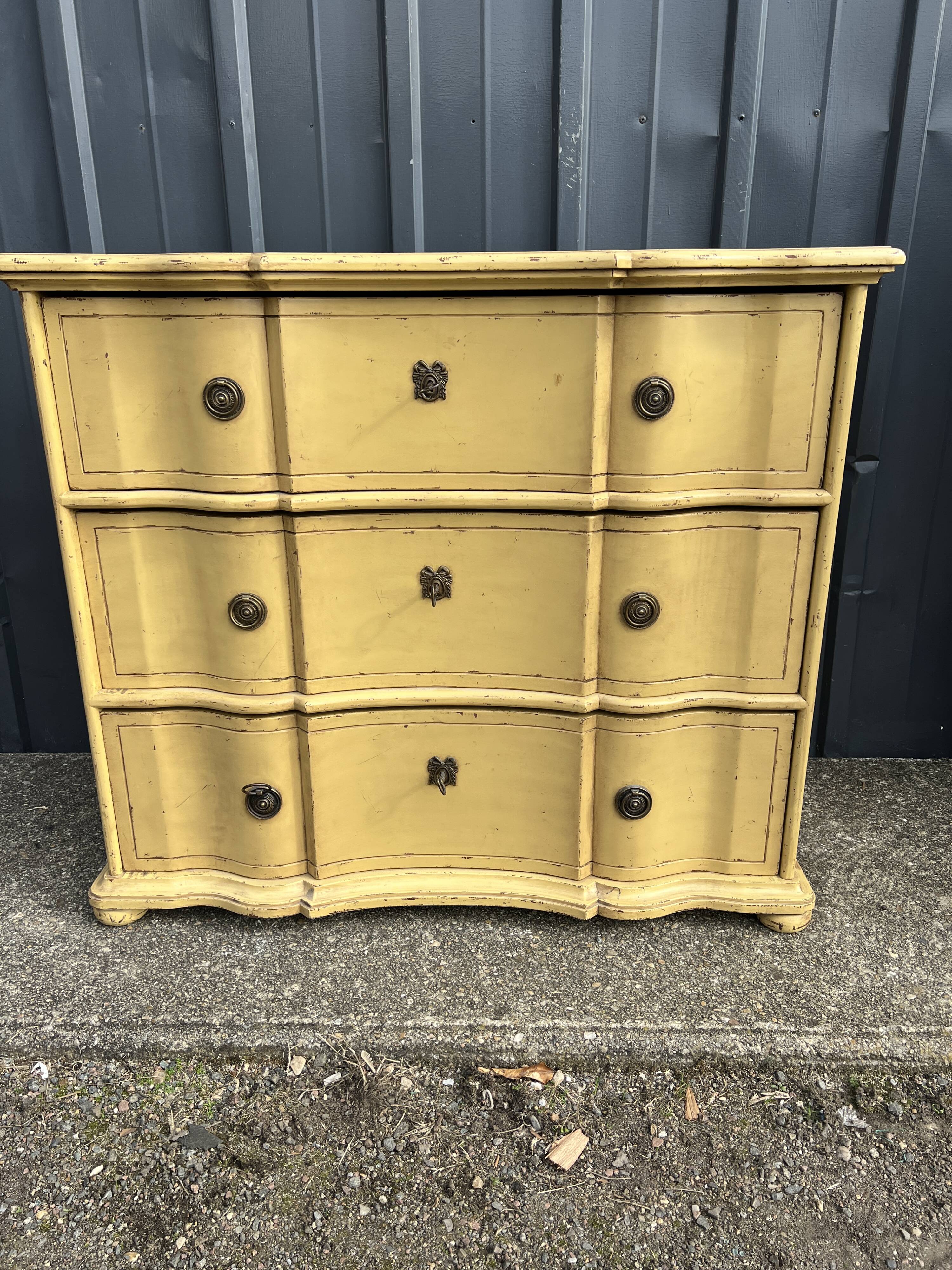 Chest of drawers with three moving drawers