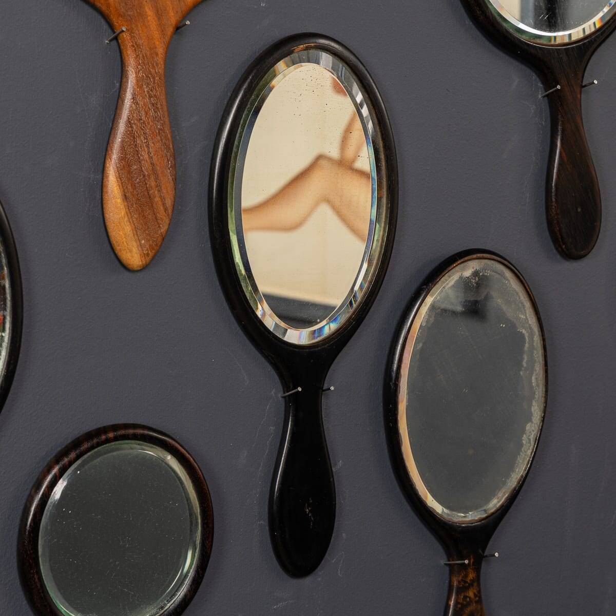 Collection antique du 19ème siècle de vingt-cinq miroirs à main en bois