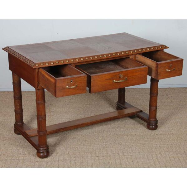Bureau en chêne et laiton dans le goût de Charles Dudouyt, 1940