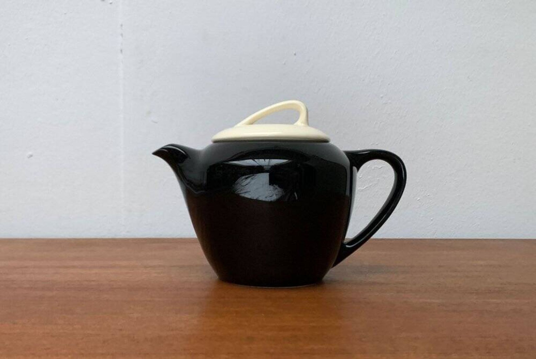 Postmodern ceramic teapot or coffee pot by Pagnossin, Italy, 1980s.
