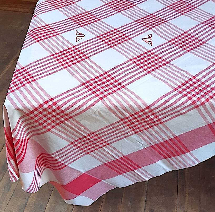 tablecloth and red and white checked napkins 154x164 cm