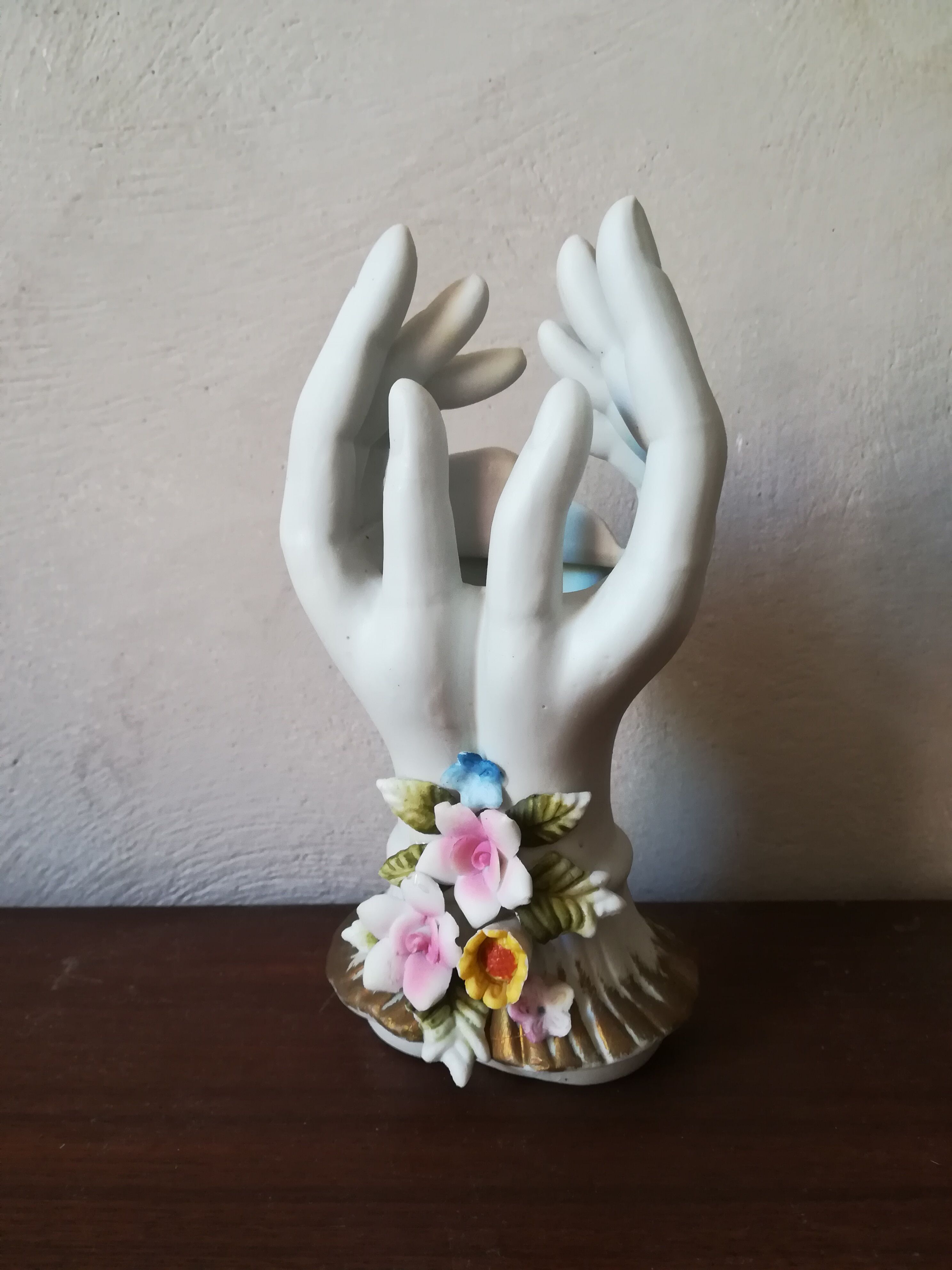 Vase hands in biscuit