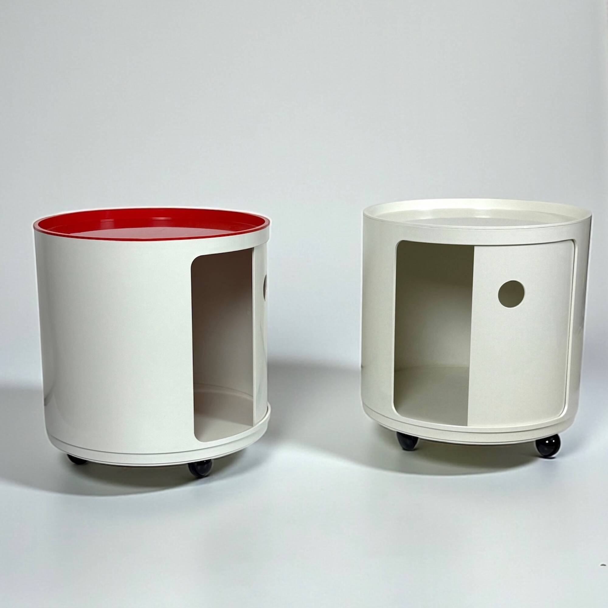 Paire de vélos Kartell Componibili des années 70 sur roulettes, coloris blanc cassé et corail.