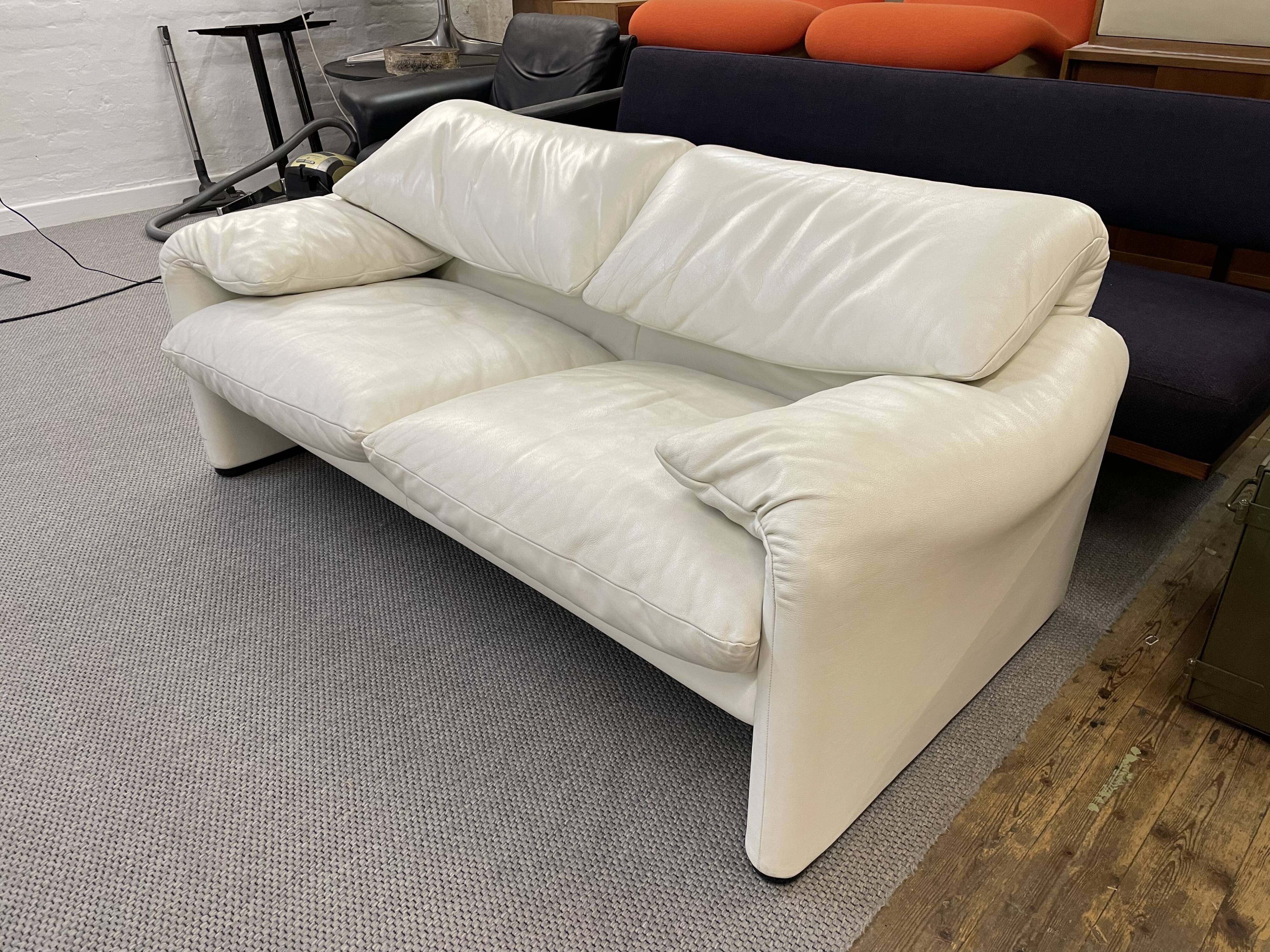 Maralunga 2-seater sofa in white leather by Vico Magistretti for Cassina