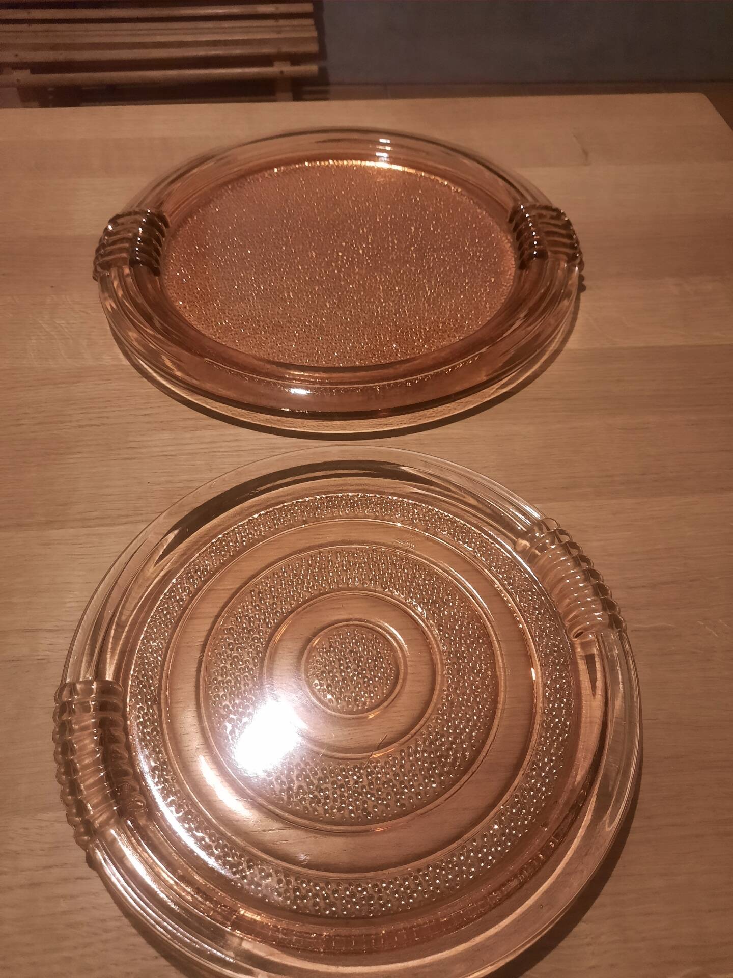 Lot de deux plats art déco en verre rosaline