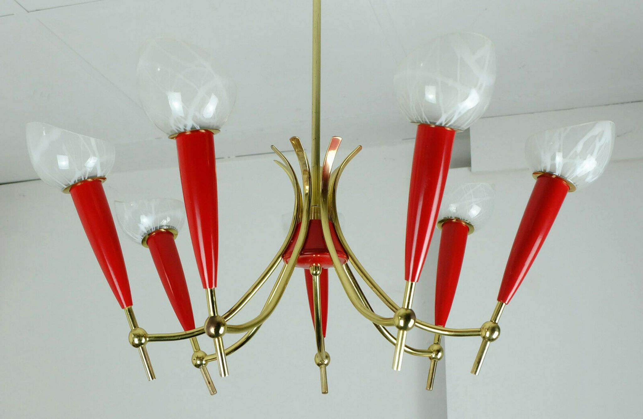 Lustre des années 1950 en laiton et plastique rouge, 7 abat-jours en verre