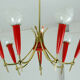 Lustre des années 1950 en laiton et plastique rouge, 7 abat-jours en verre