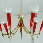 Lustre des années 1950 en laiton et plastique rouge, 7 abat-jours en verre