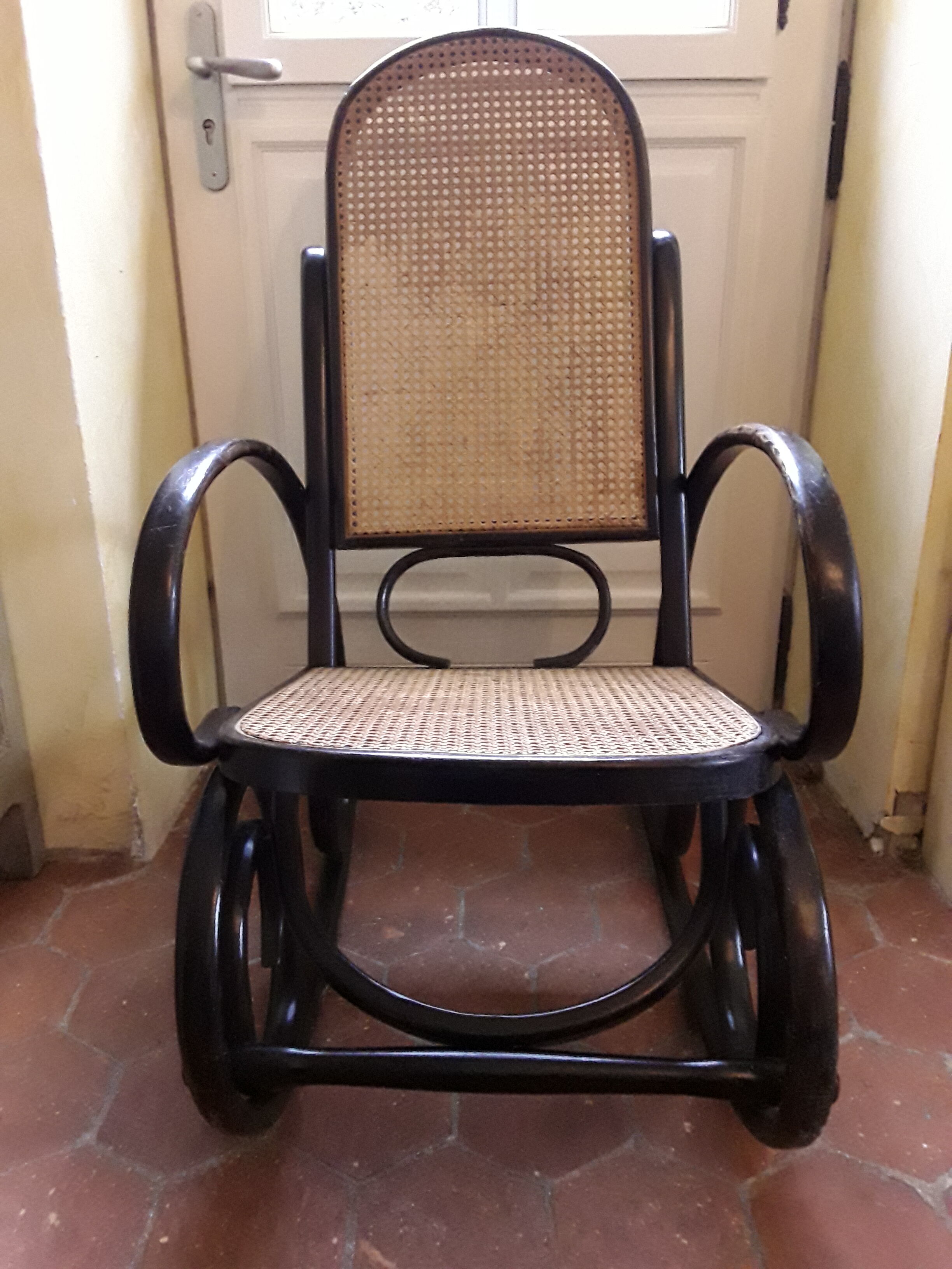 Vintage canneal rocking-chair