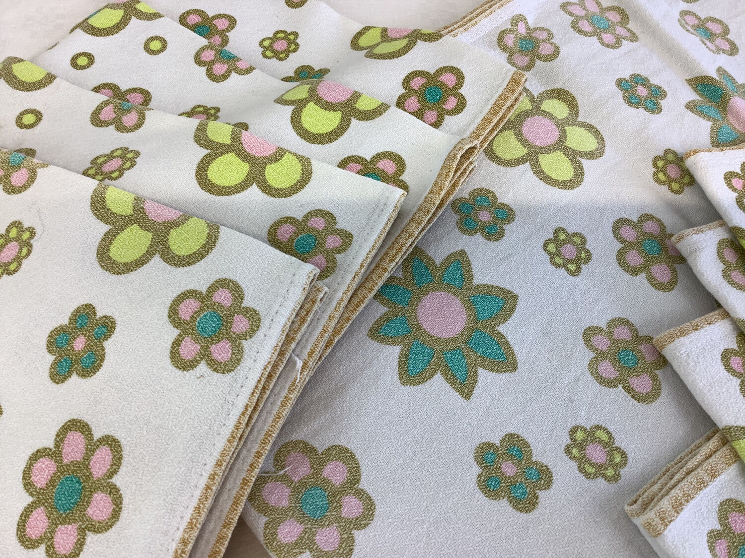 Vintage rectangular tablecloth & 8 towels