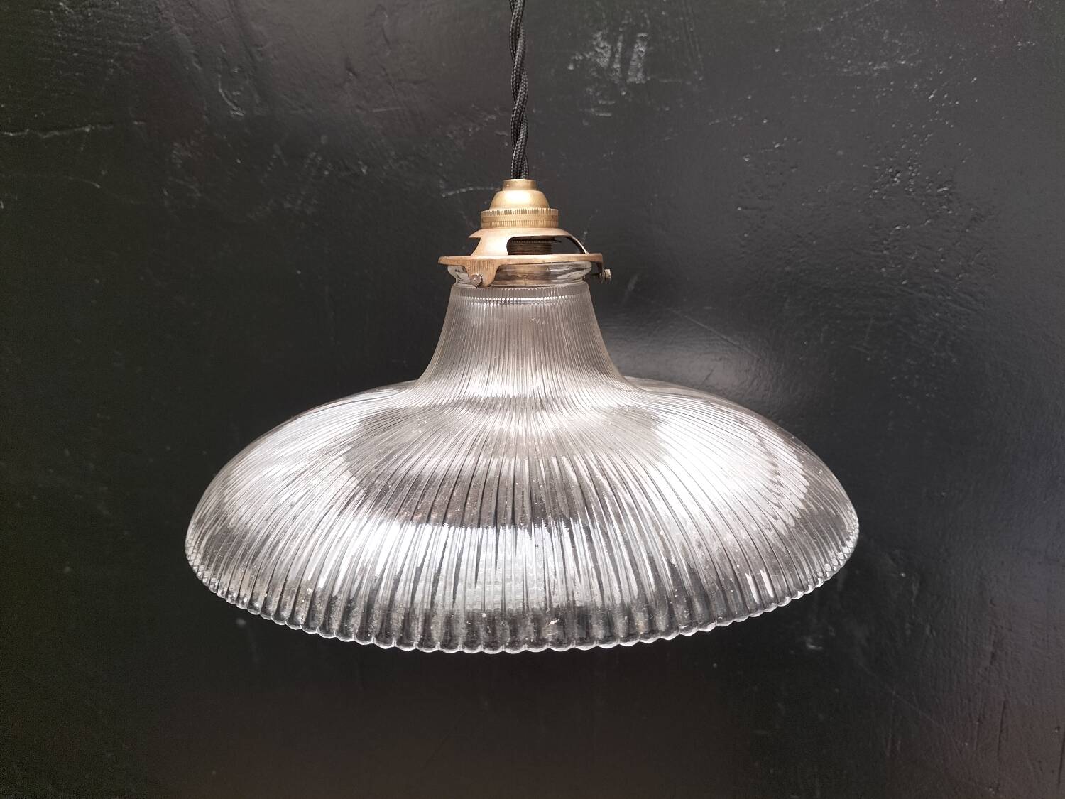 Holophane glass suspension