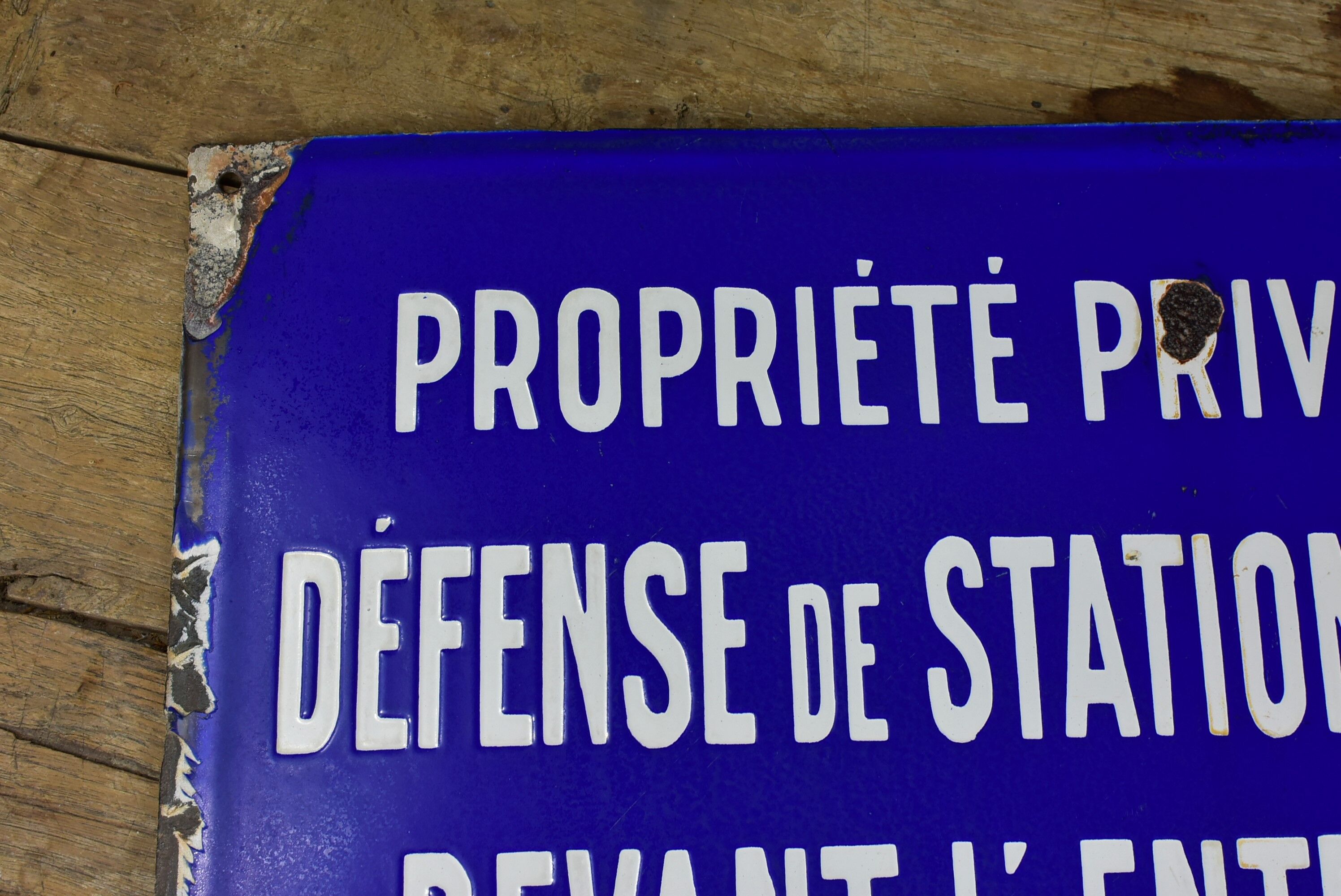 Enamelled plate, parking defense