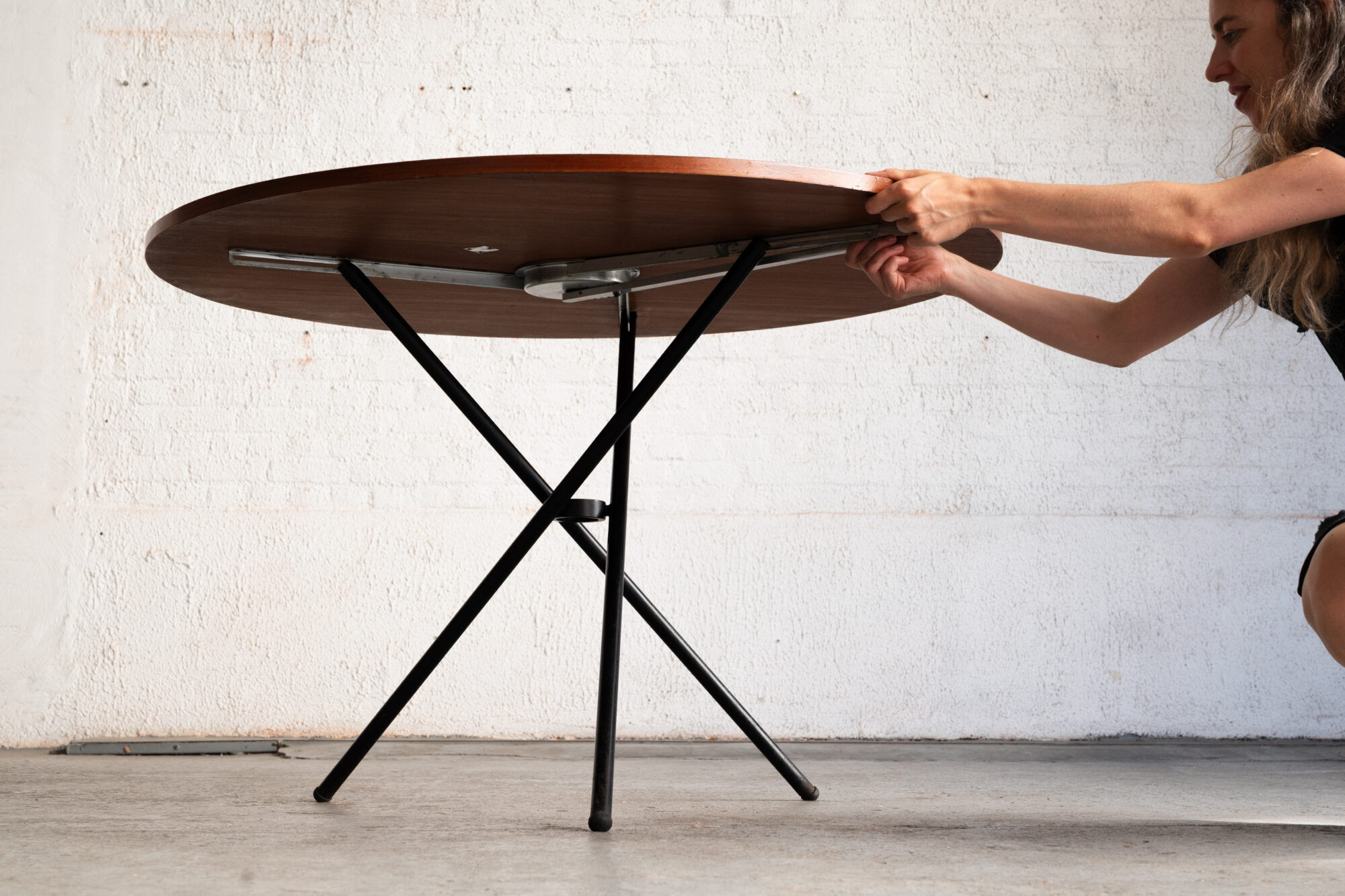 Table ronde élévatrice par Jürg Bally