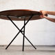 Table ronde élévatrice par Jürg Bally