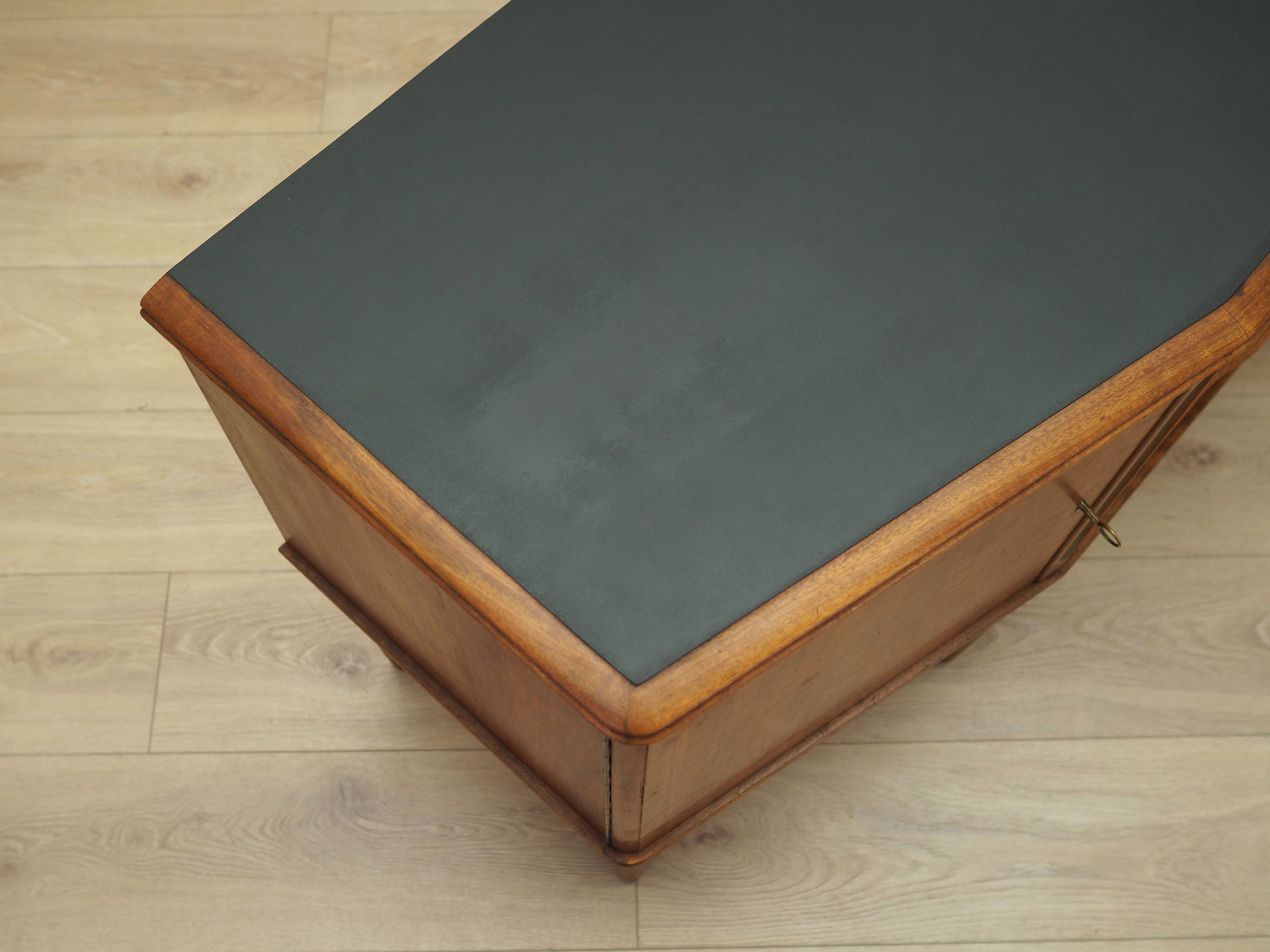 Buffet en noyer, design danois, années 1960, production : Danemark