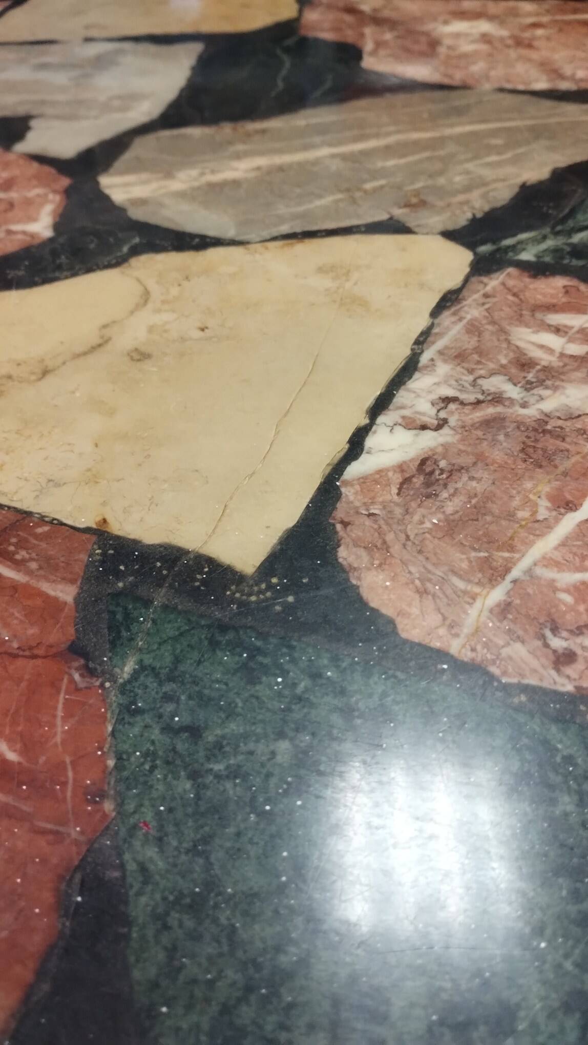 Round coffee table in wrought iron and marble