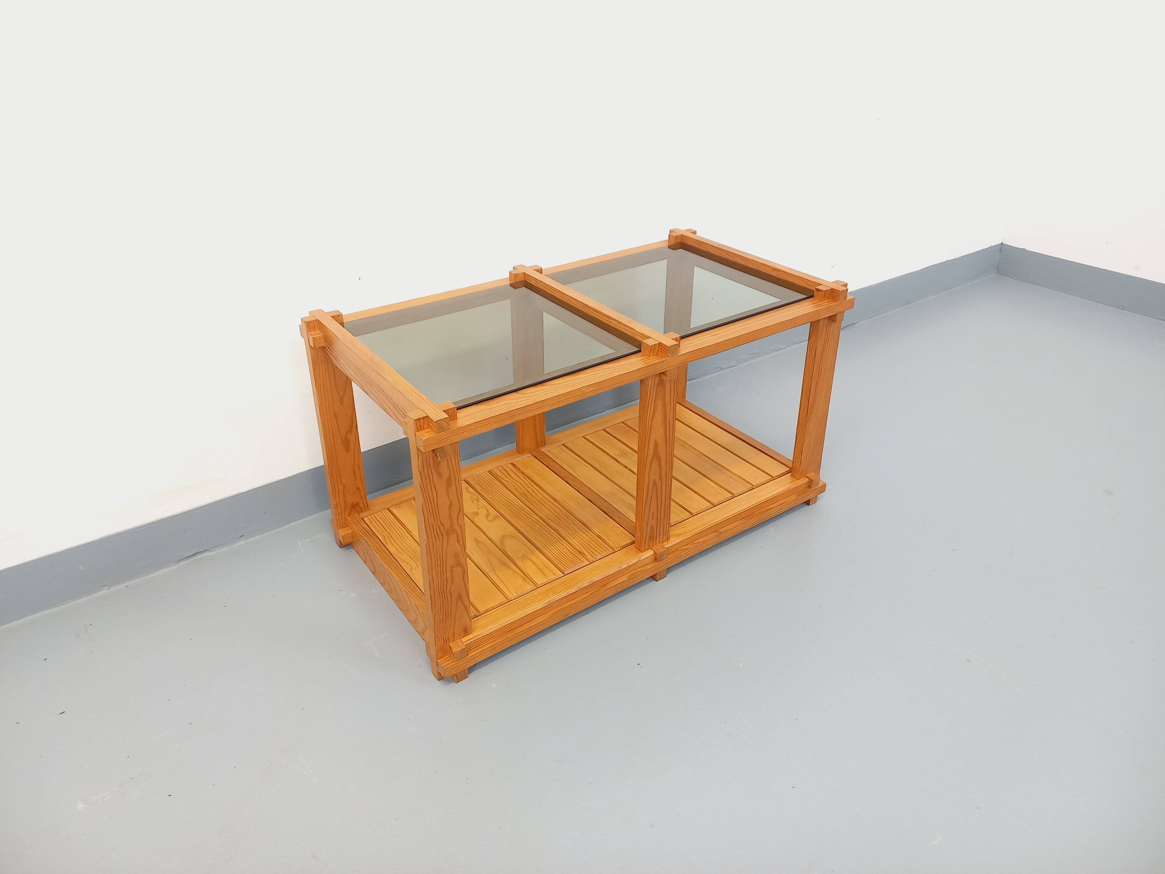 Vintage rectangular coffee table in pine and smoked glass from the 70s and 80s.