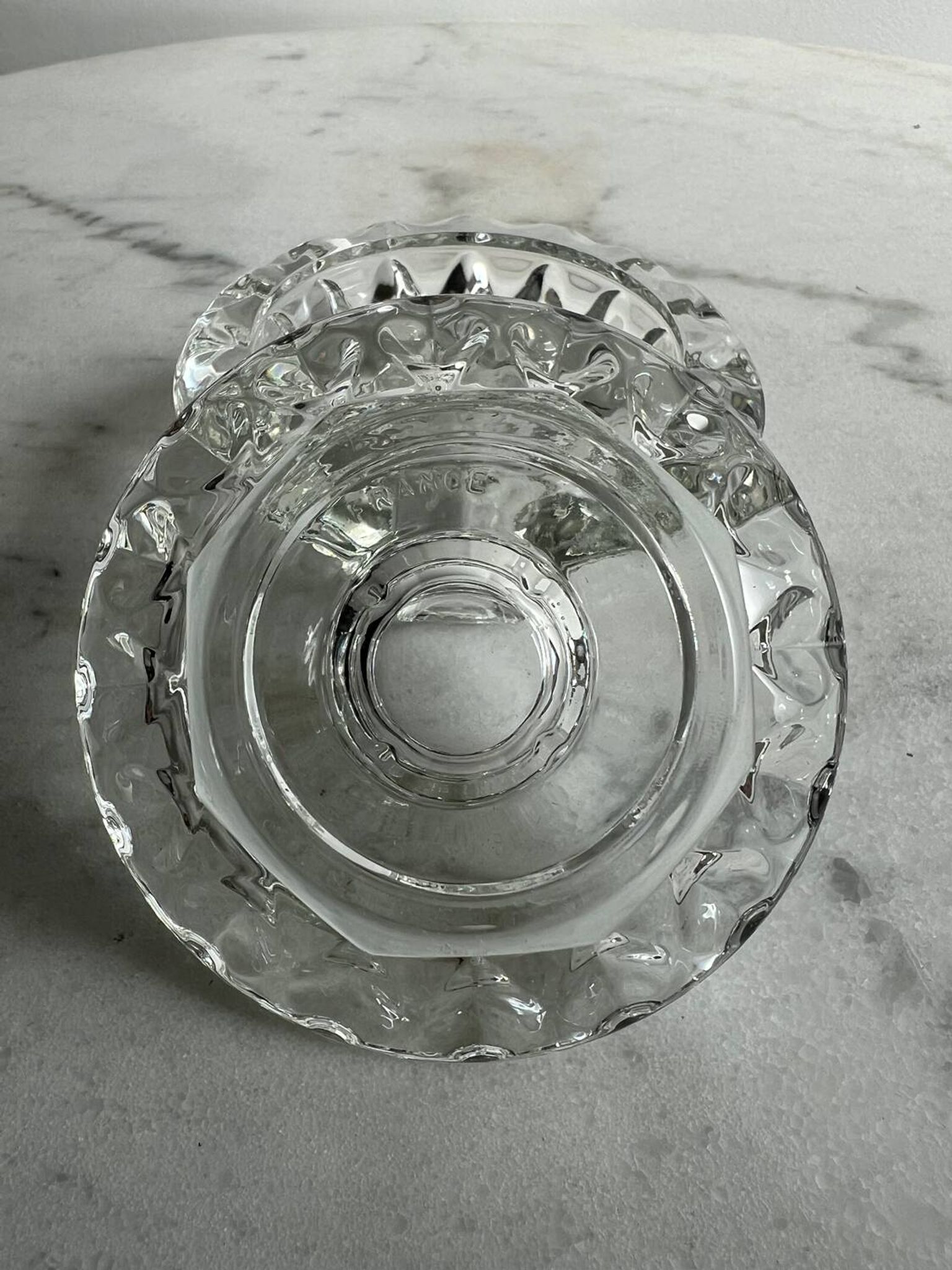 Lot de 2 bougeoirs en verre moulé