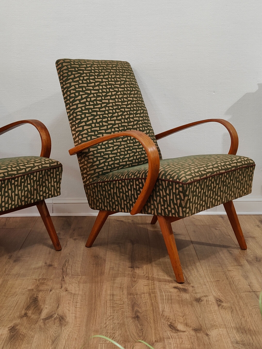 Paire de fauteuils 6952 par Jaroslav Smidek pour Ton