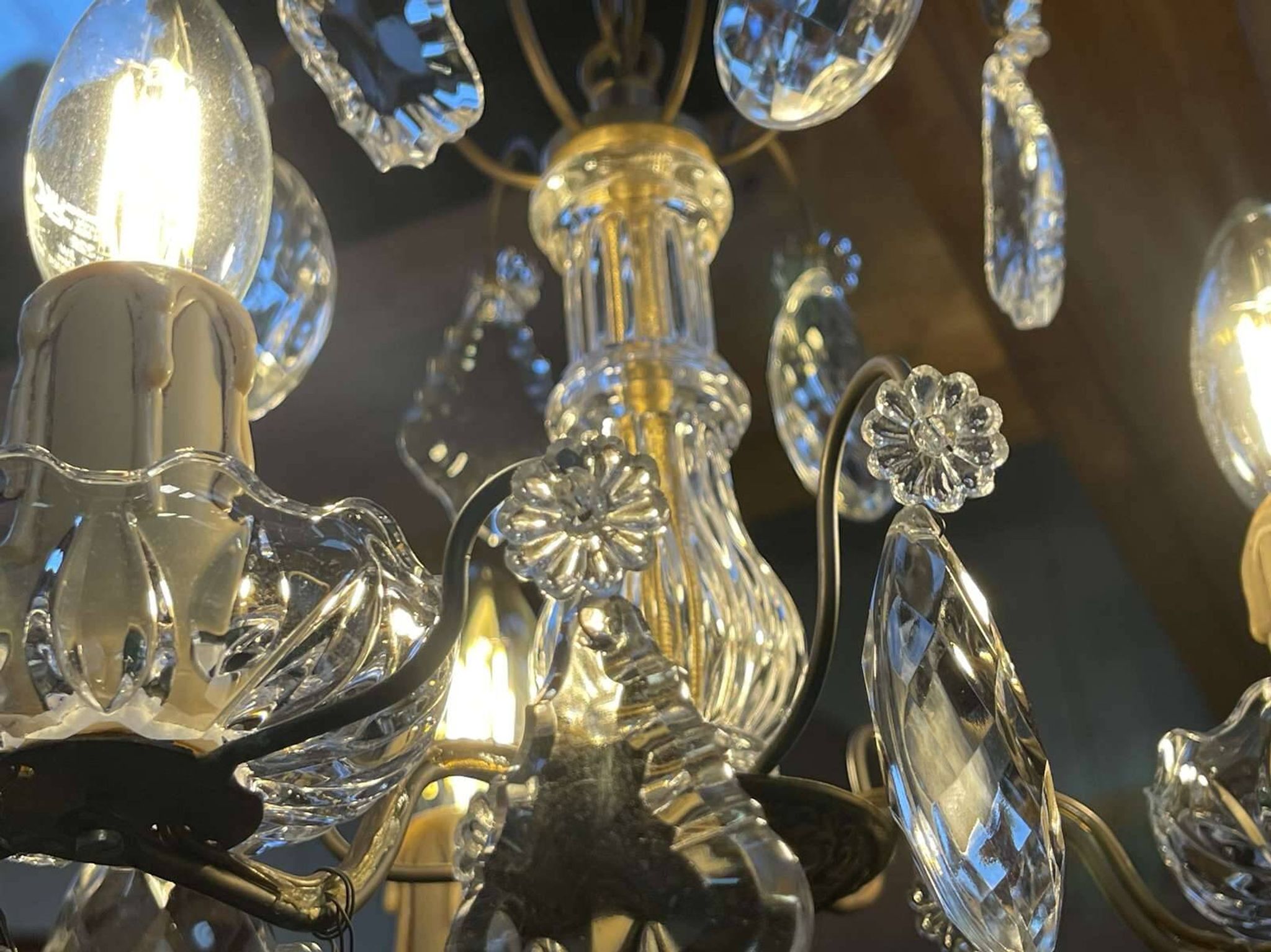 Three-light chandelier in bronze and cut crystal, early 20th century work.
