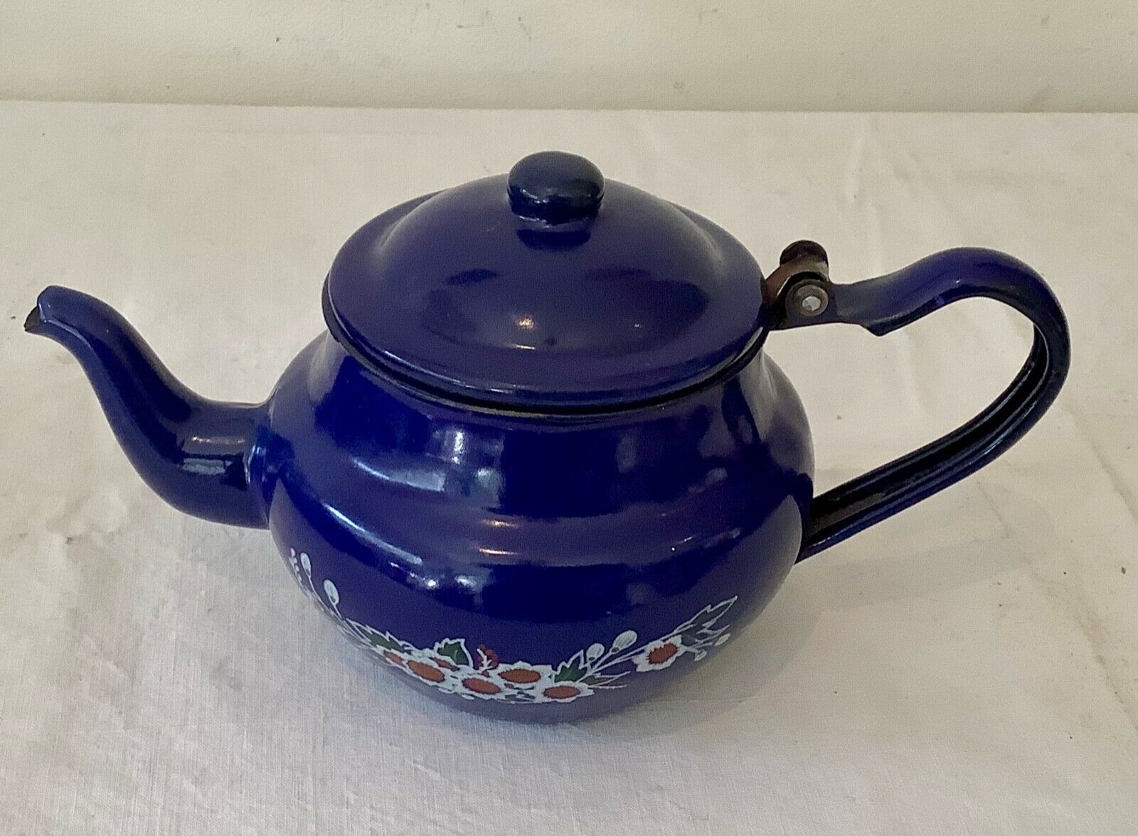 Vintage teapot 1950 in enamelled sheet metal